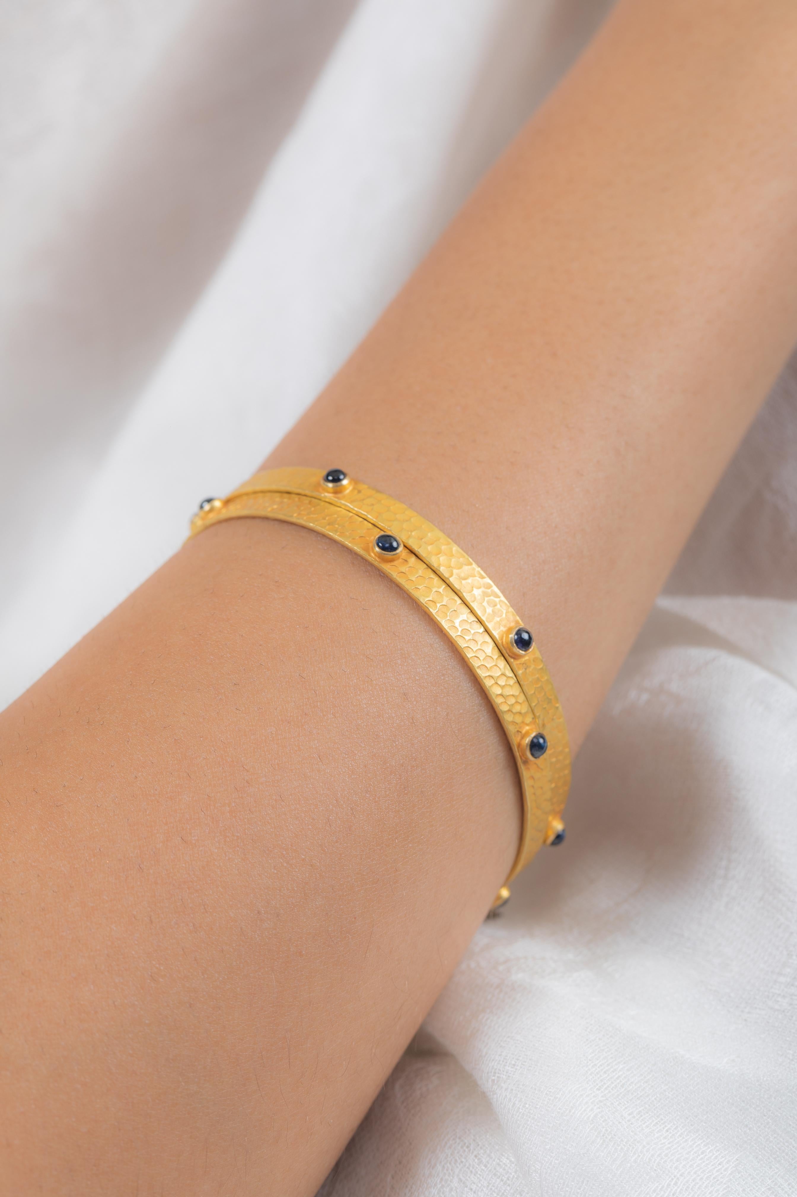Taille ronde Bracelet jonc en or jaune massif 18 carats avec saphir bleu de taille ronde en vente