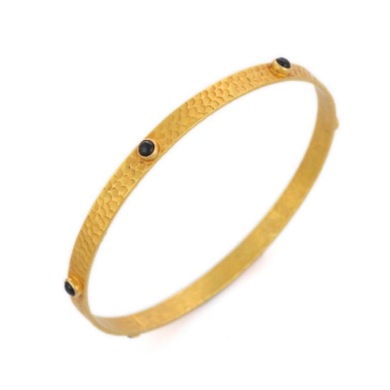 Bracelet jonc en or jaune massif 18 carats avec saphir bleu de taille ronde Neuf - En vente à Houston, TX