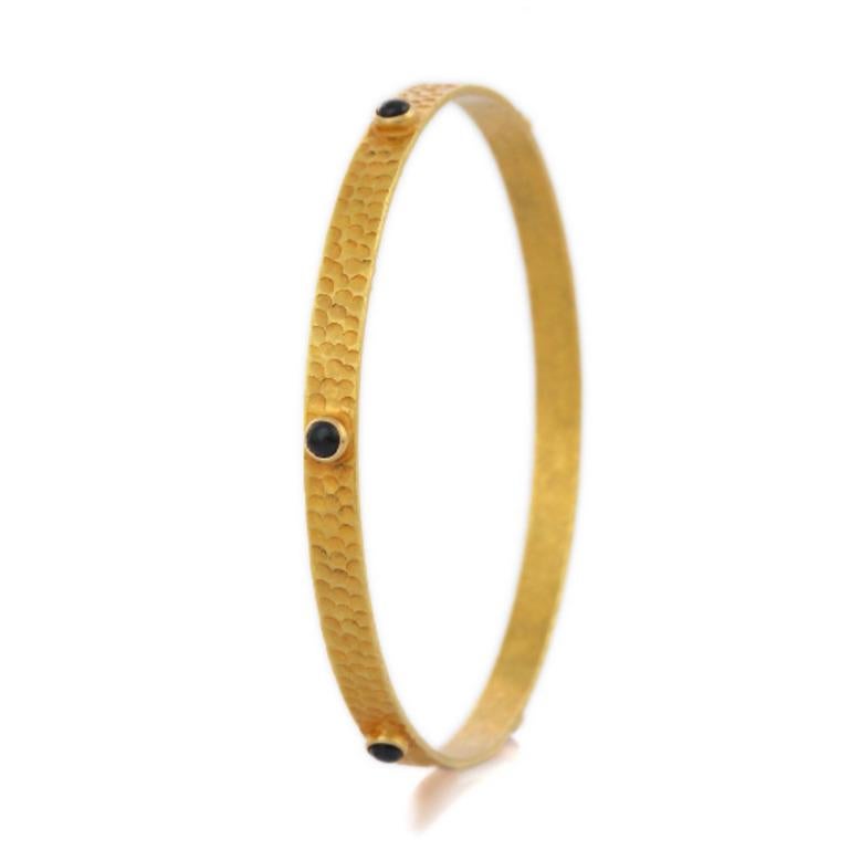 Bracelet jonc en or jaune massif 18 carats avec saphir bleu de taille ronde Pour femmes en vente