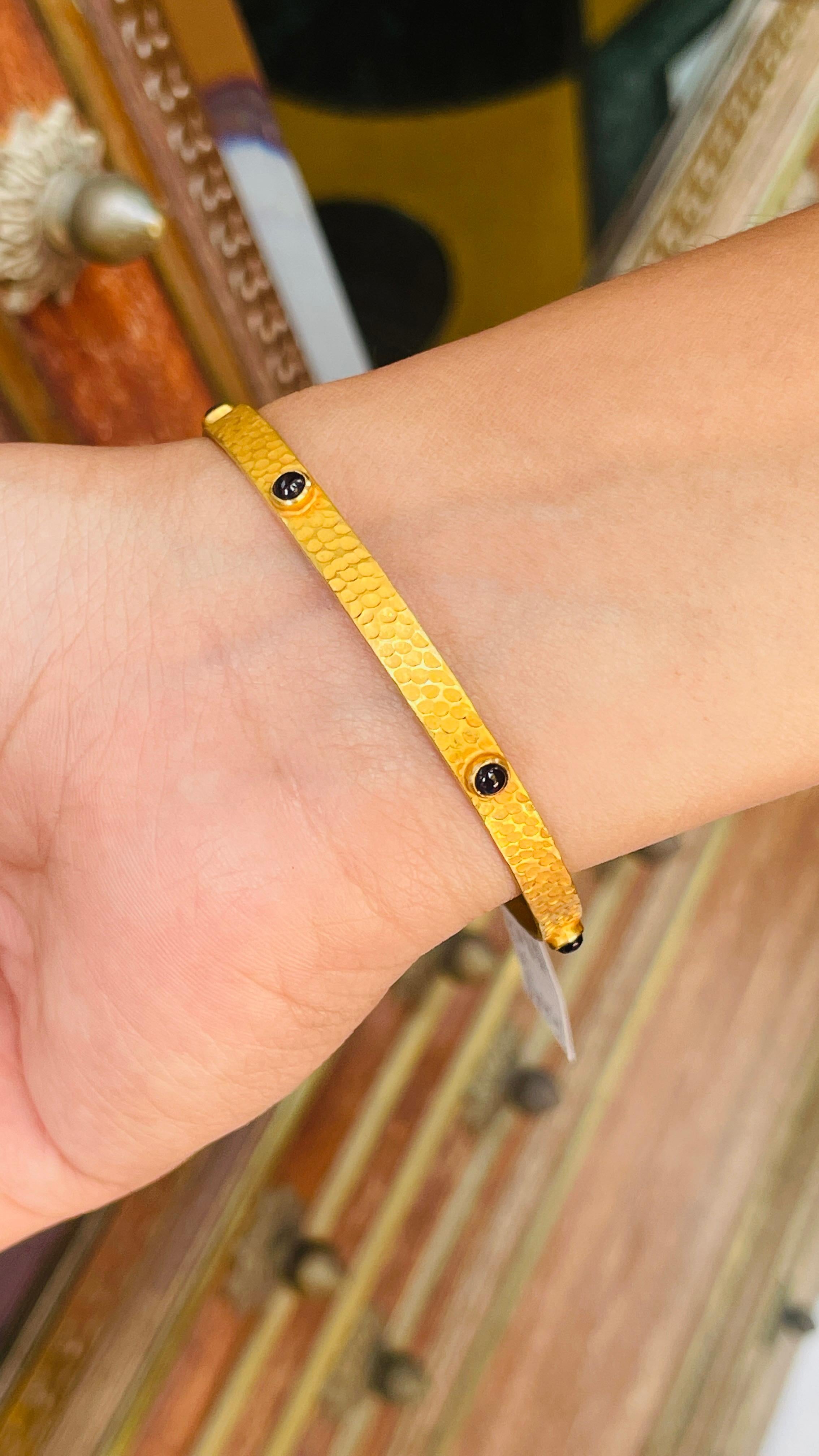 Bracelet jonc en or jaune massif 18 carats avec saphir bleu de taille ronde en vente 1