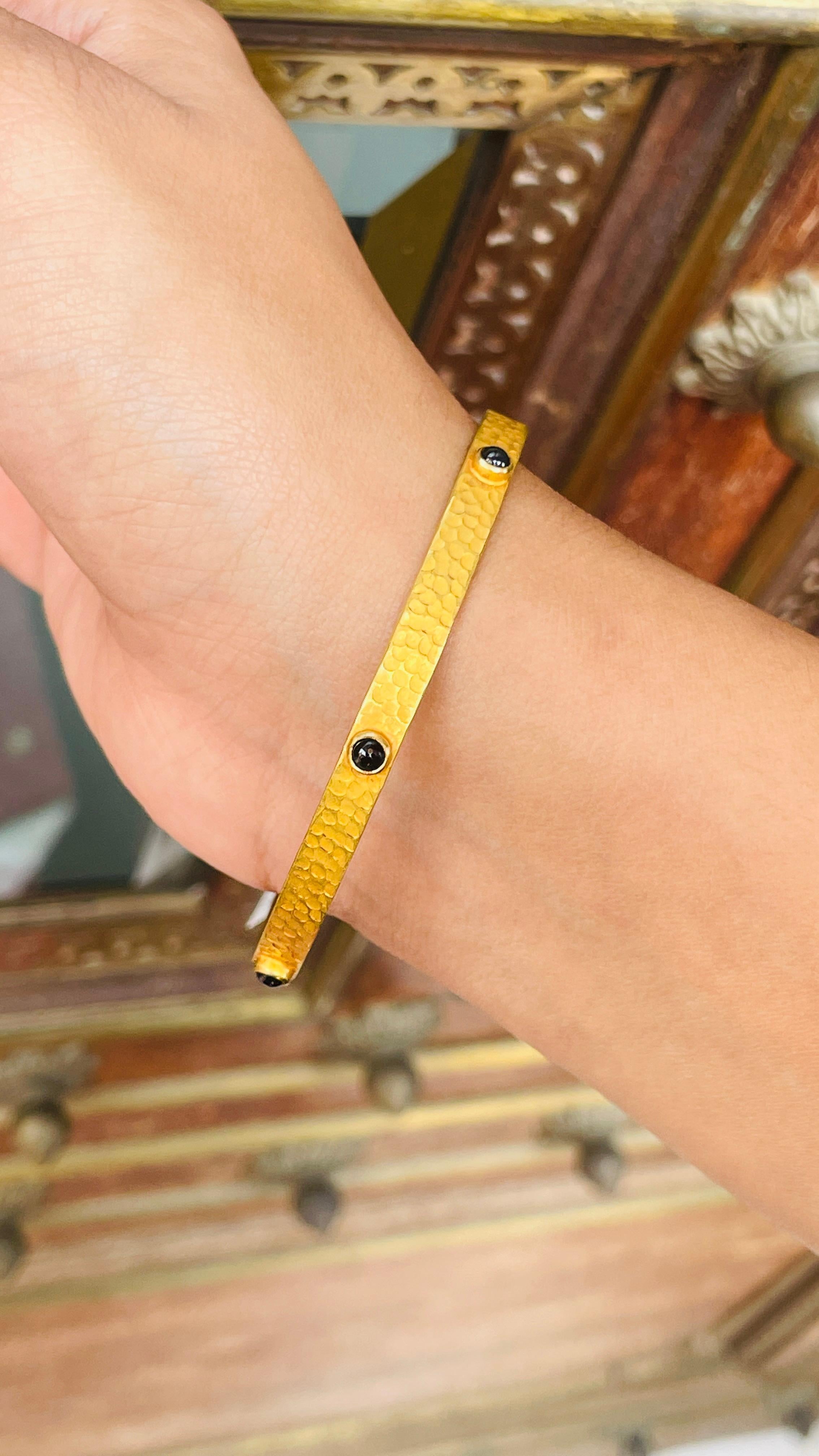 Bracelet jonc en or jaune massif 18 carats avec saphir bleu de taille ronde en vente 2