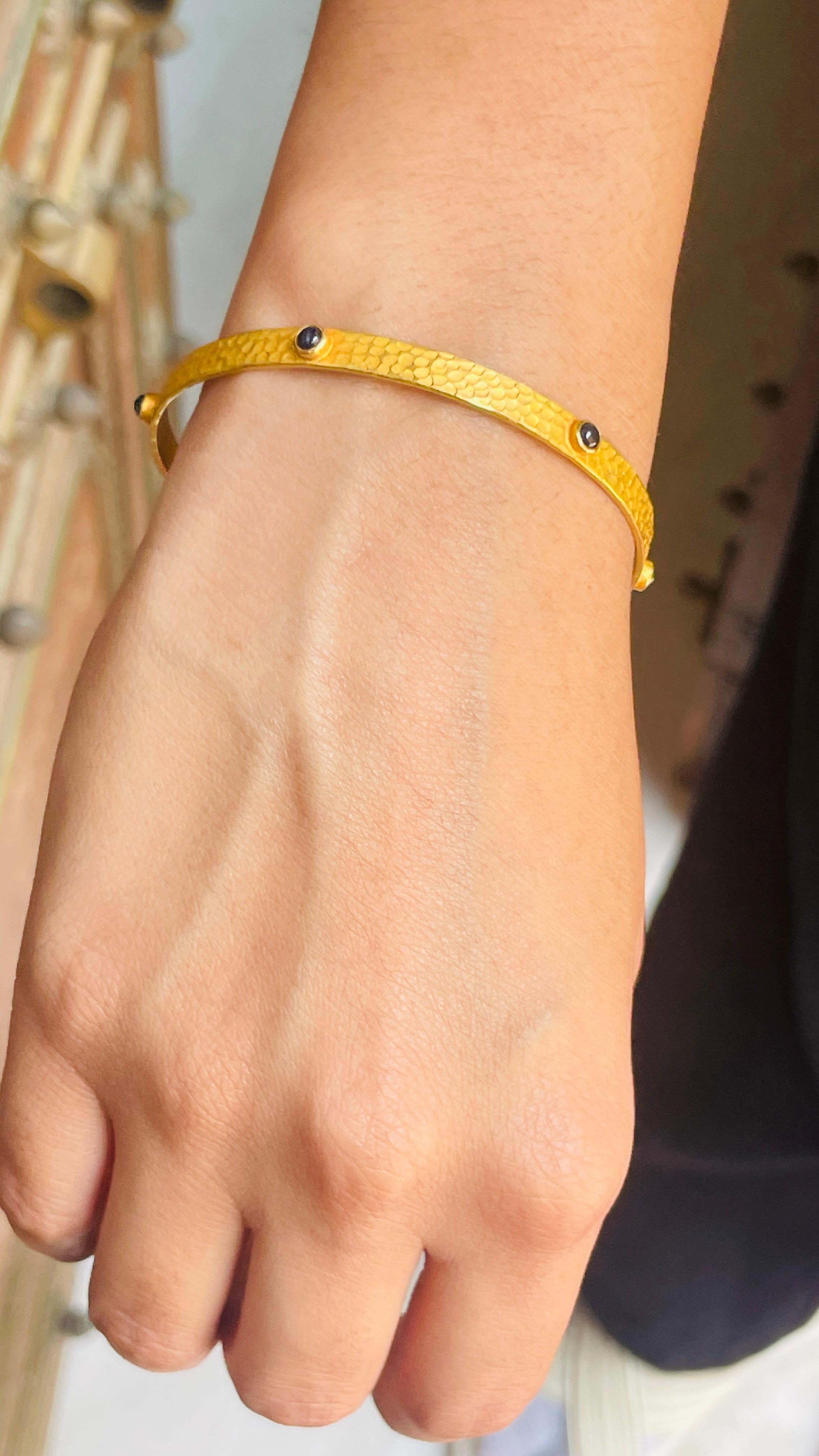 Bracelet jonc en or jaune massif 18 carats avec saphir bleu de taille ronde en vente 3