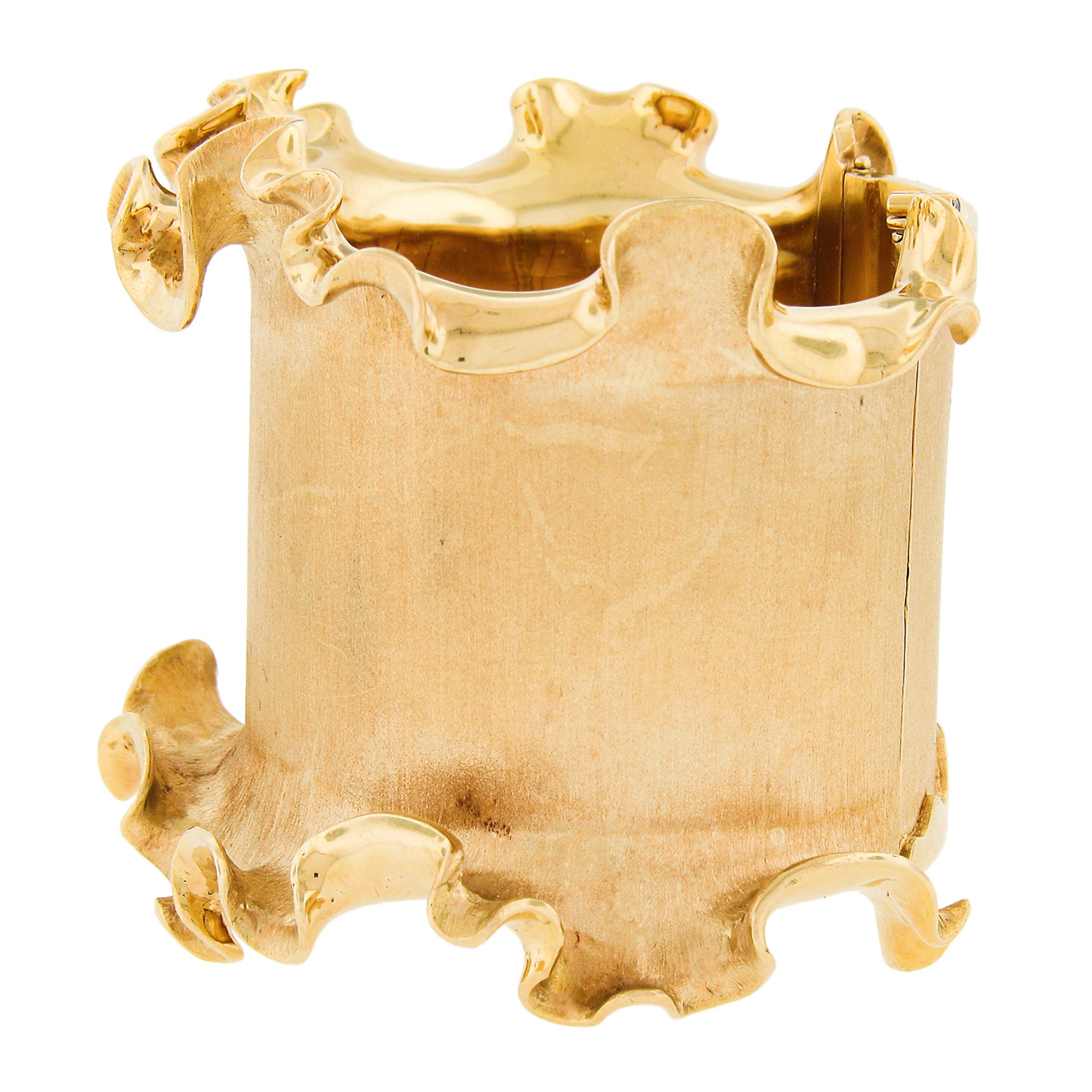 18k Solid Yellow Gold Brushed Ruffle Edge Very Wide Hinged Bangle Bracelet In Good Condition For Sale In Montclair, NJ
