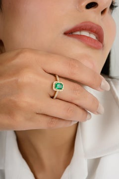 Anillo de compromiso de diamante con halo de esmeralda certificado en oro amarillo macizo de 18k para mujer