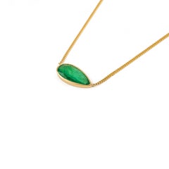 Collar de cadena de oro amarillo macizo de 18 quilates con esmeralda talla pera de 6,6 quilates engastada en bisel