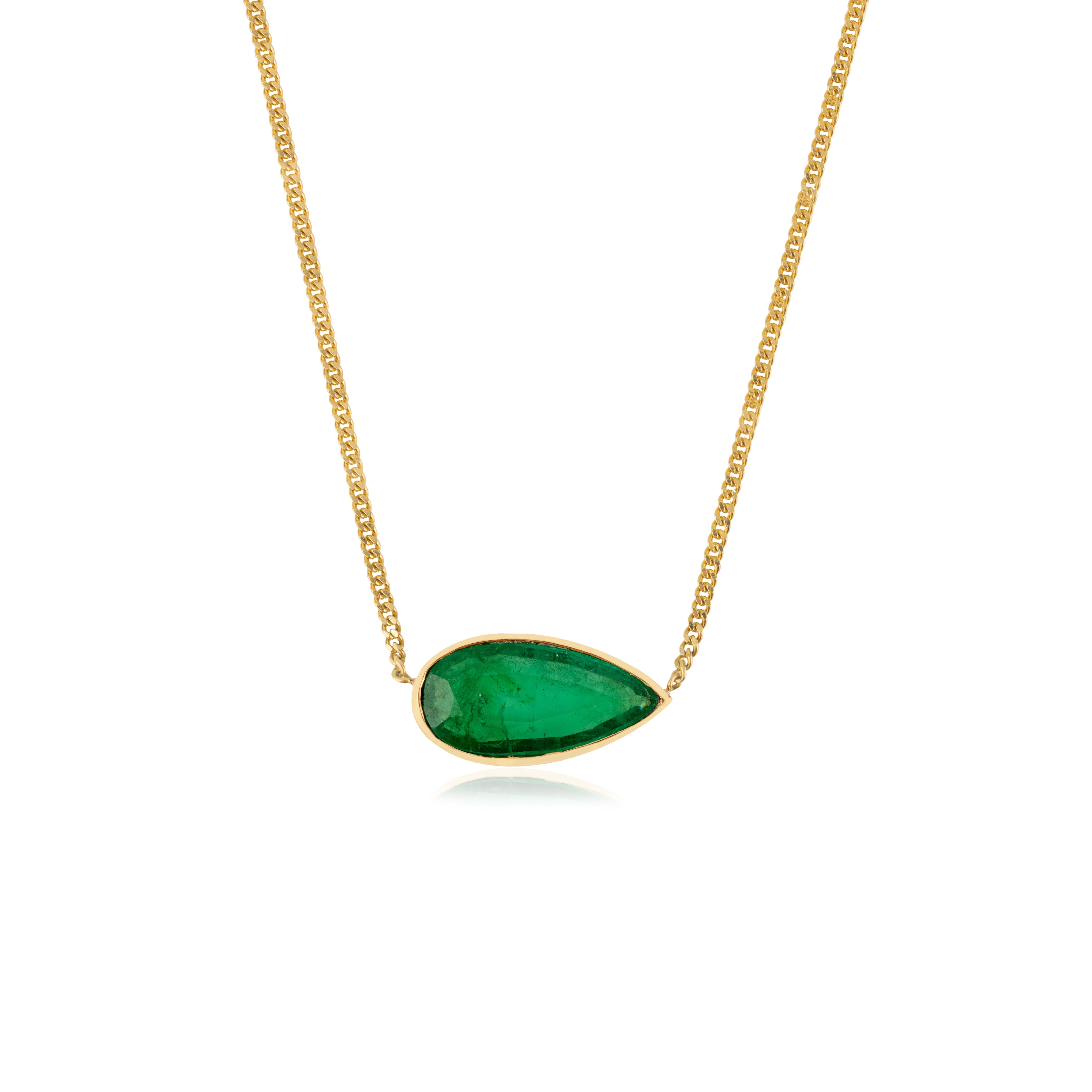 Collar de cadena de oro amarillo macizo de 18 quilates con esmeralda talla pera de 6,6 quilates engastada en bisel en Nuevo estado para la venta en New York, NY