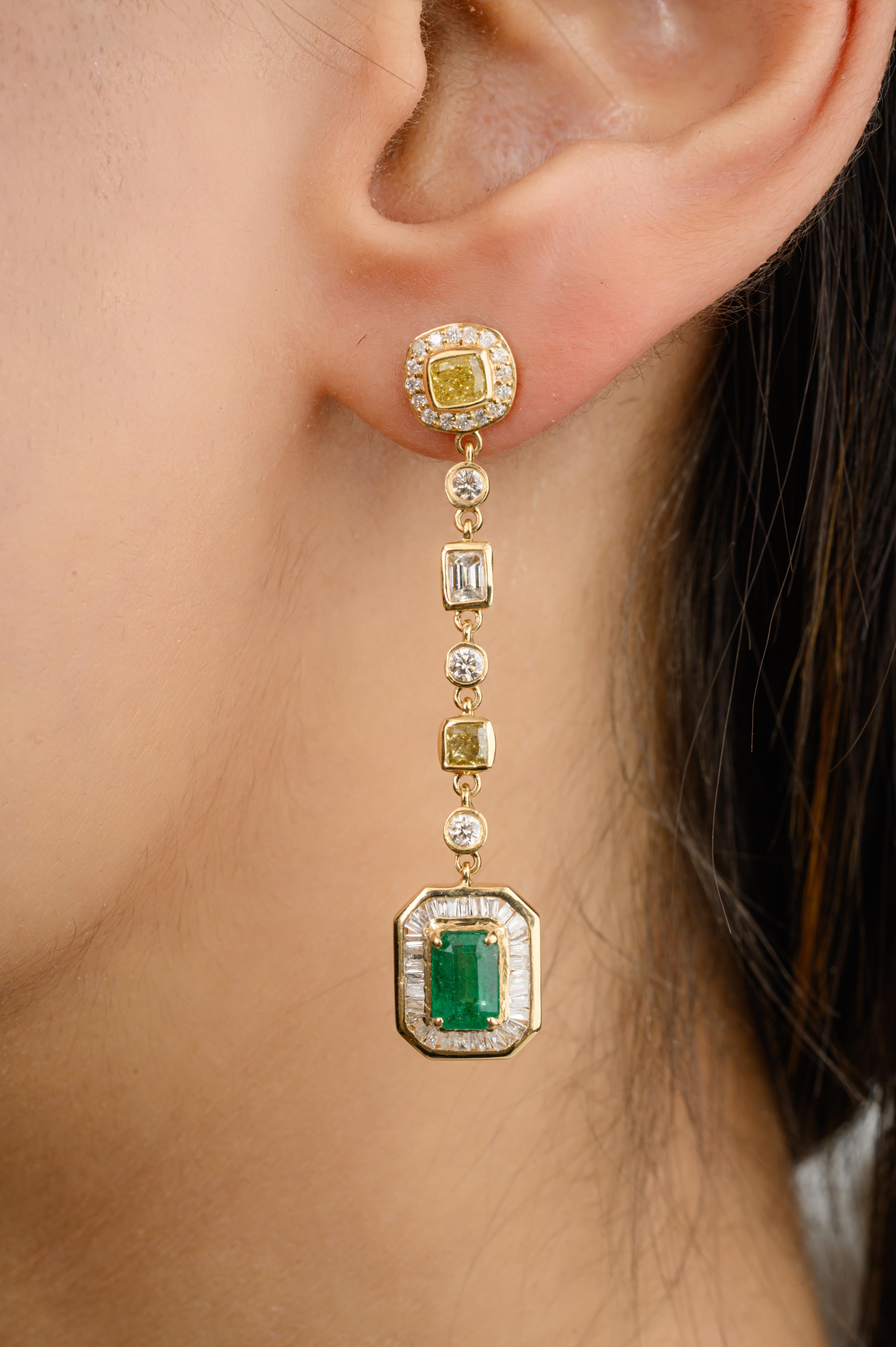 Orecchini a goccia con diamante smeraldo per il fidanzamento in oro 18 carati per fare un figurone con il tuo look. Per dare un tocco di classe al tuo look, ti servono degli orecchini pendenti. Questi orecchini creano un look scintillante e lussuoso