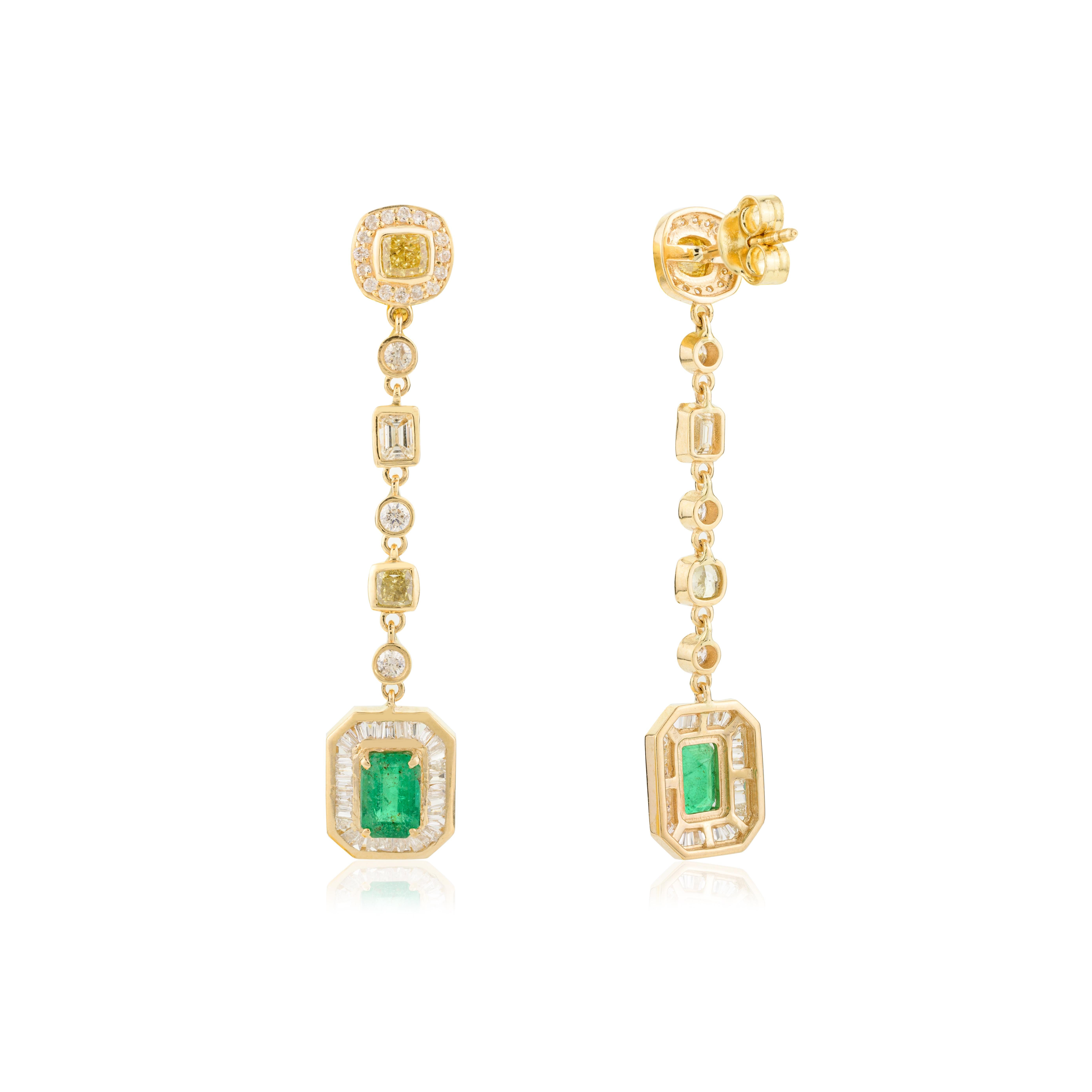 Orecchini pendenti con diamante smeraldo in oro giallo massiccio 18k per il fidanzamento In condizioni Nuovo in vendita a New York, NY