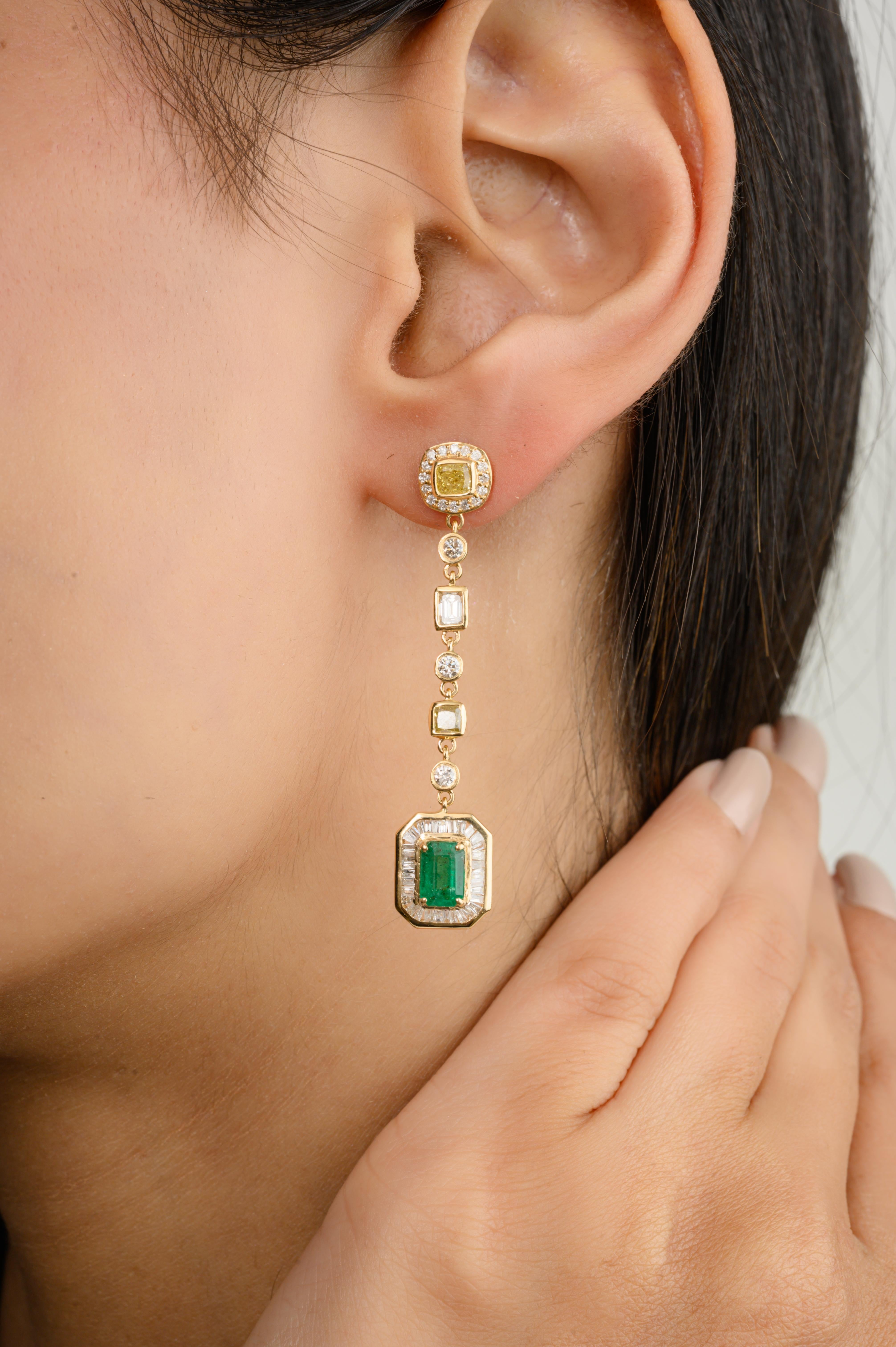 Donna Orecchini pendenti con diamante smeraldo in oro giallo massiccio 18k per il fidanzamento in vendita