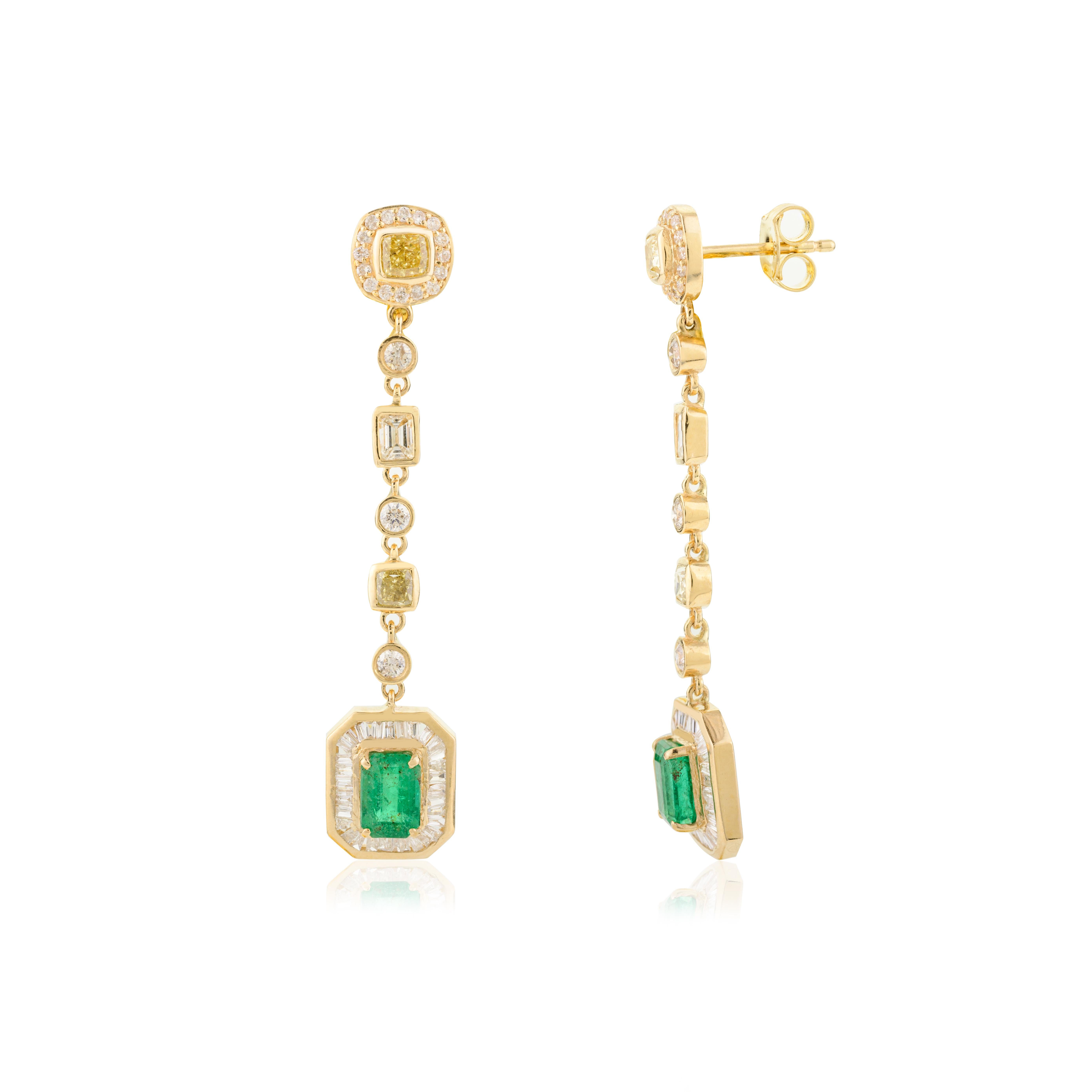 Orecchini pendenti con diamante smeraldo in oro giallo massiccio 18k per il fidanzamento in vendita 1