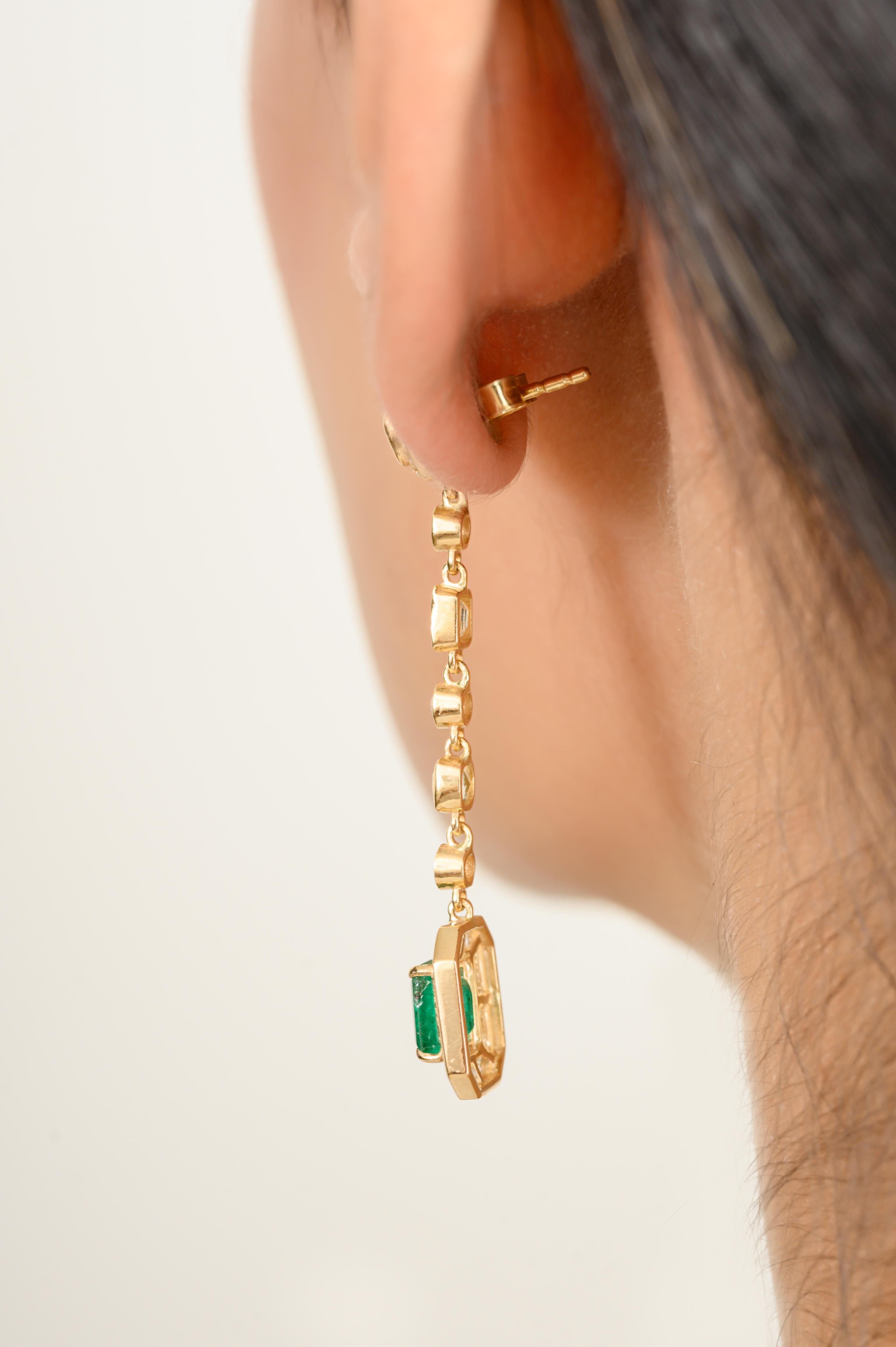 Orecchini pendenti con diamante smeraldo in oro giallo massiccio 18k per il fidanzamento in vendita 2