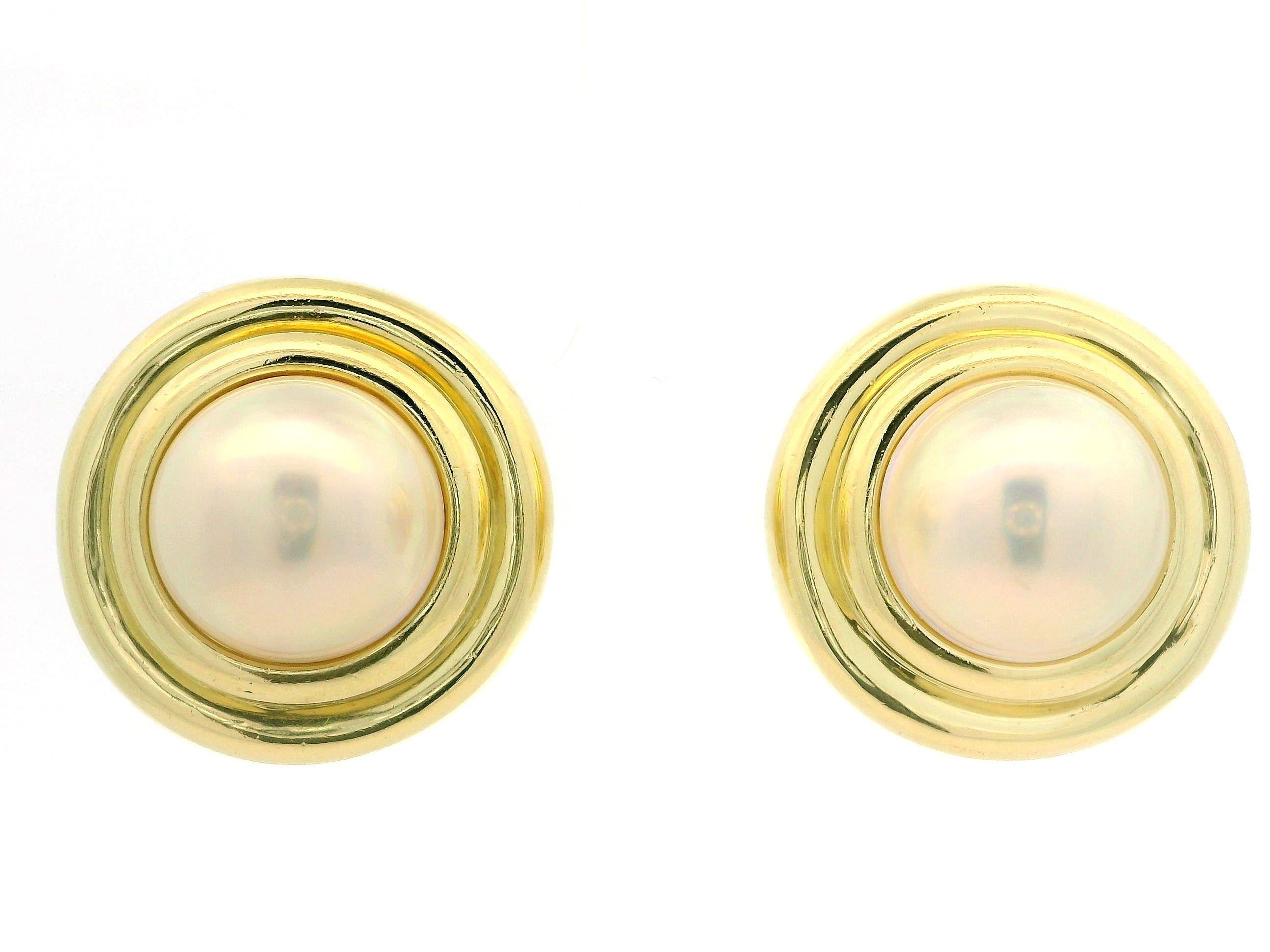 Taille ronde Boucles d'oreilles Omega en or jaune massif 18 carats avec grande perle Mabe en forme de bouton poli en vente