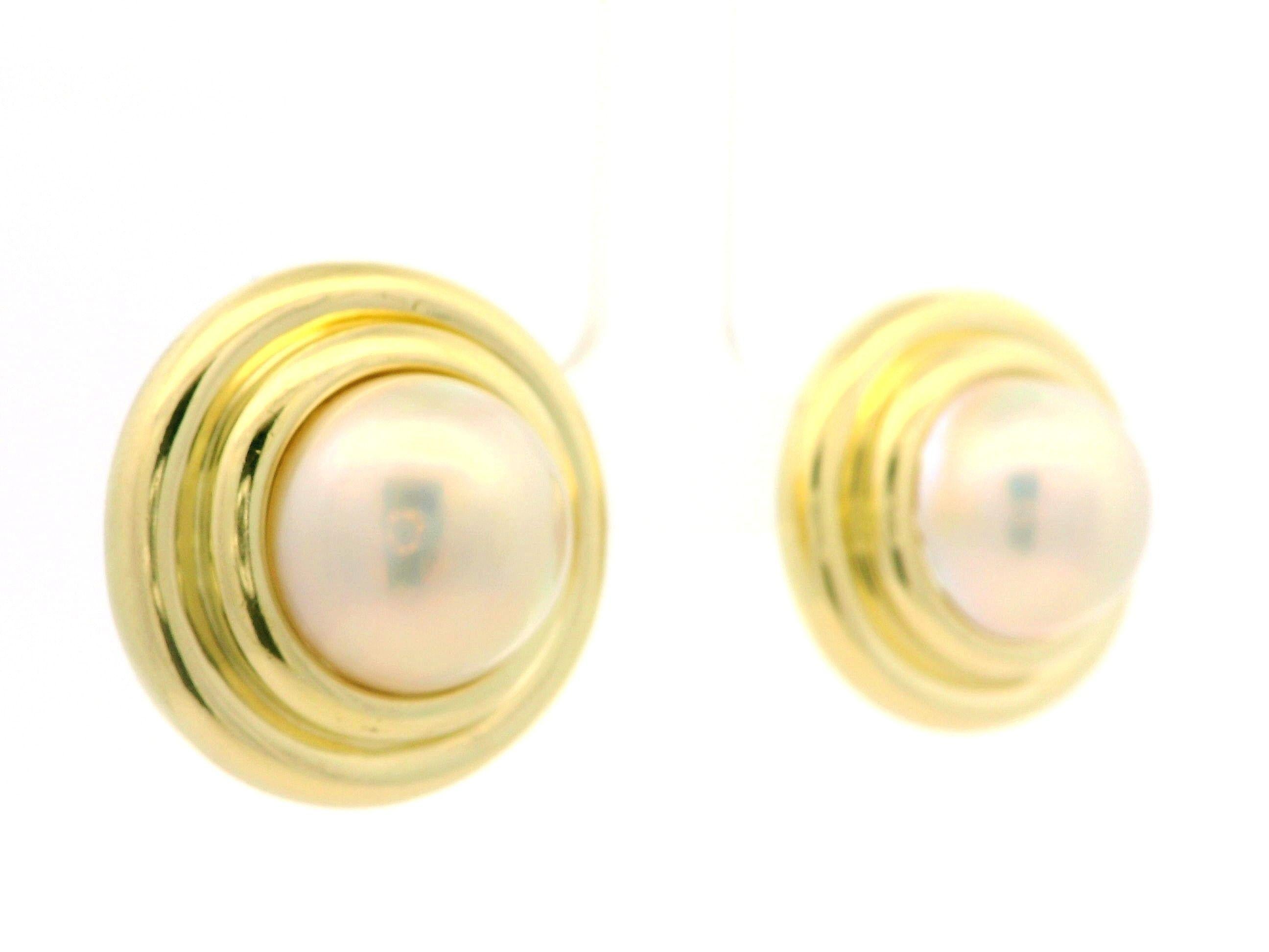 Boucles d'oreilles Omega en or jaune massif 18 carats avec grande perle Mabe en forme de bouton poli Excellent état - En vente à Montclair, NJ