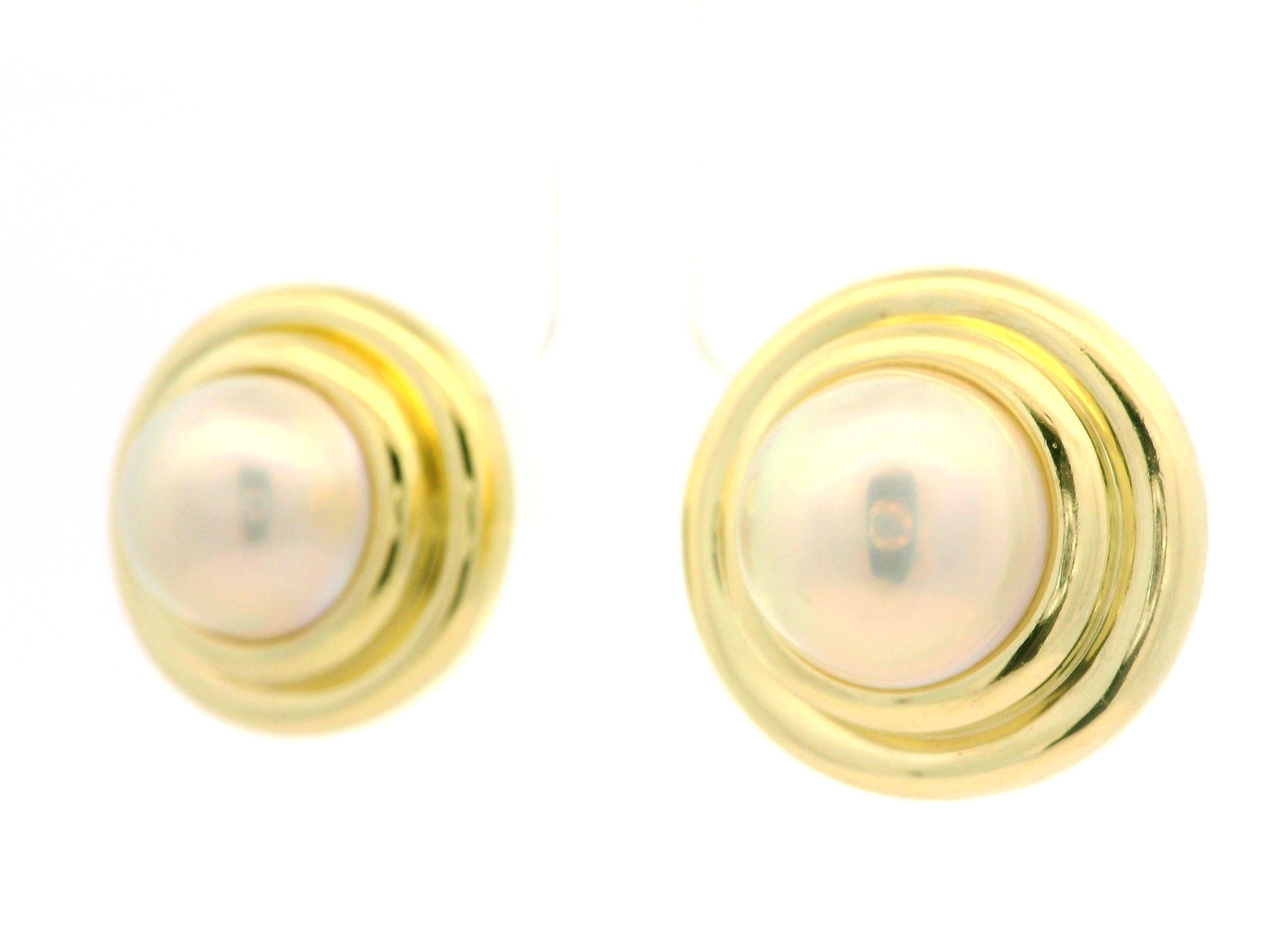 Boucles d'oreilles Omega en or jaune massif 18 carats avec grande perle Mabe en forme de bouton poli Pour femmes en vente