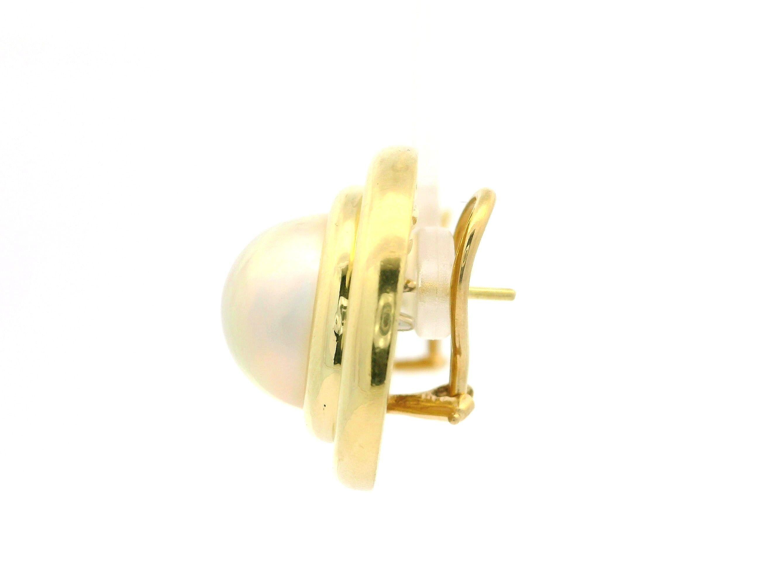 Boucles d'oreilles Omega en or jaune massif 18 carats avec grande perle Mabe en forme de bouton poli en vente 1