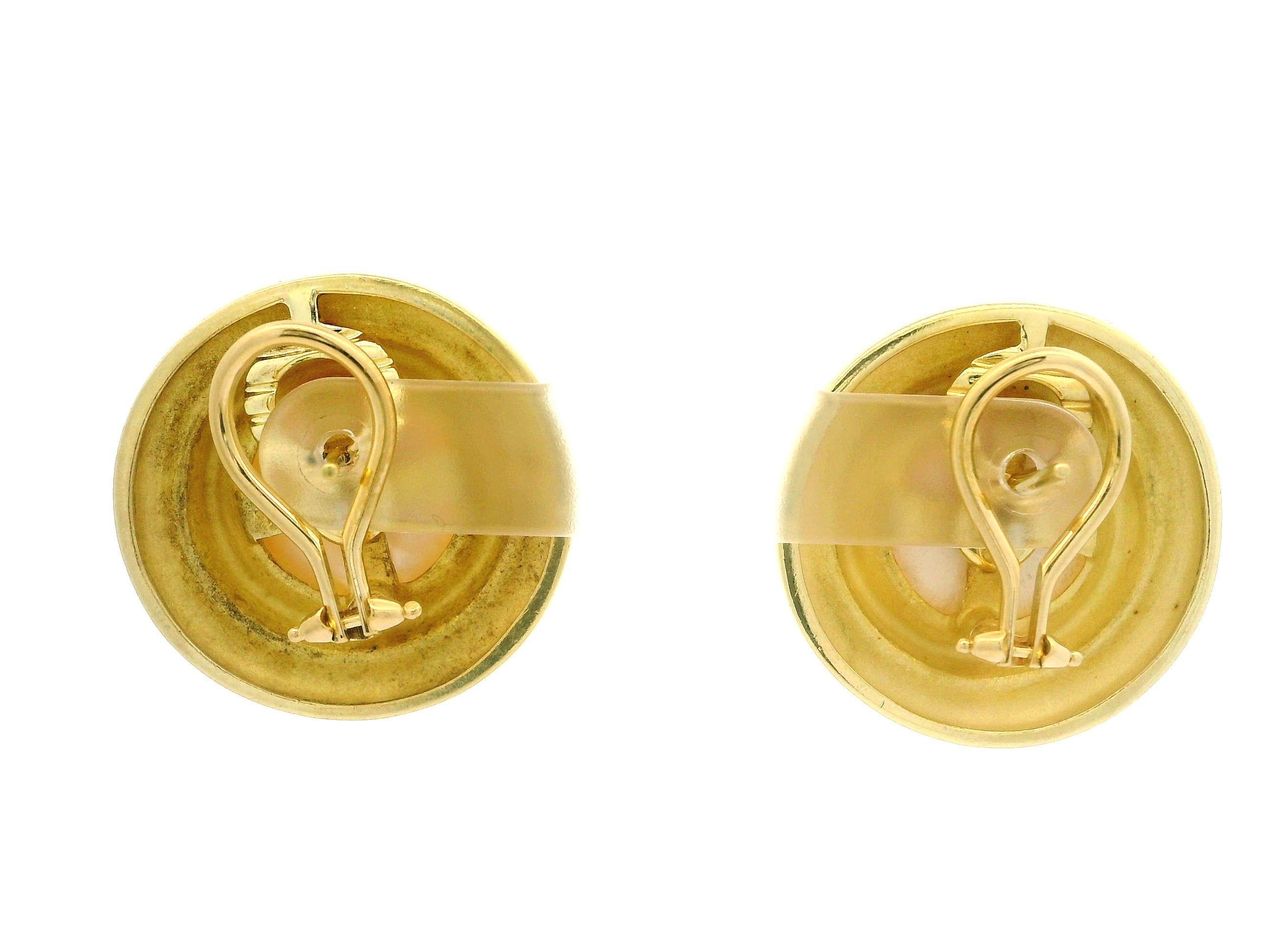 Boucles d'oreilles Omega en or jaune massif 18 carats avec grande perle Mabe en forme de bouton poli en vente 2