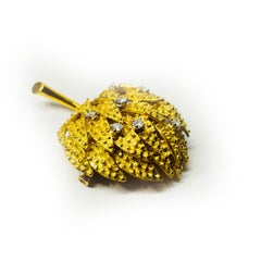 18K Solid Yellow Gold Leaf Brooch Embodied With Diamonds