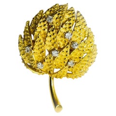Broche Hoja de Oro Amarillo Macizo de 18 K Decorado con Diamantes