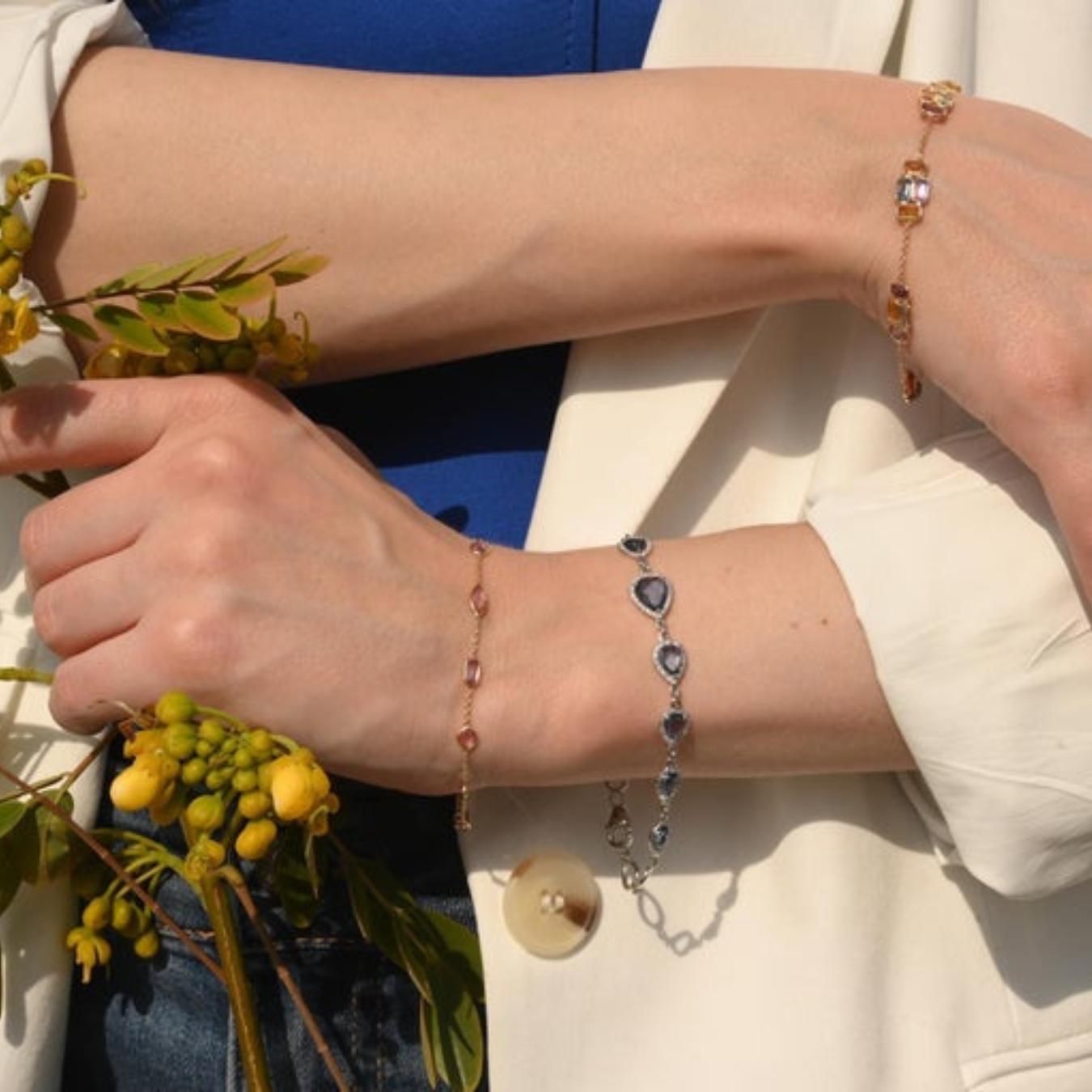 Pulsera minimalista única de capas de zafiro rosa en oro amarillo macizo de 18 quilates en venta 4