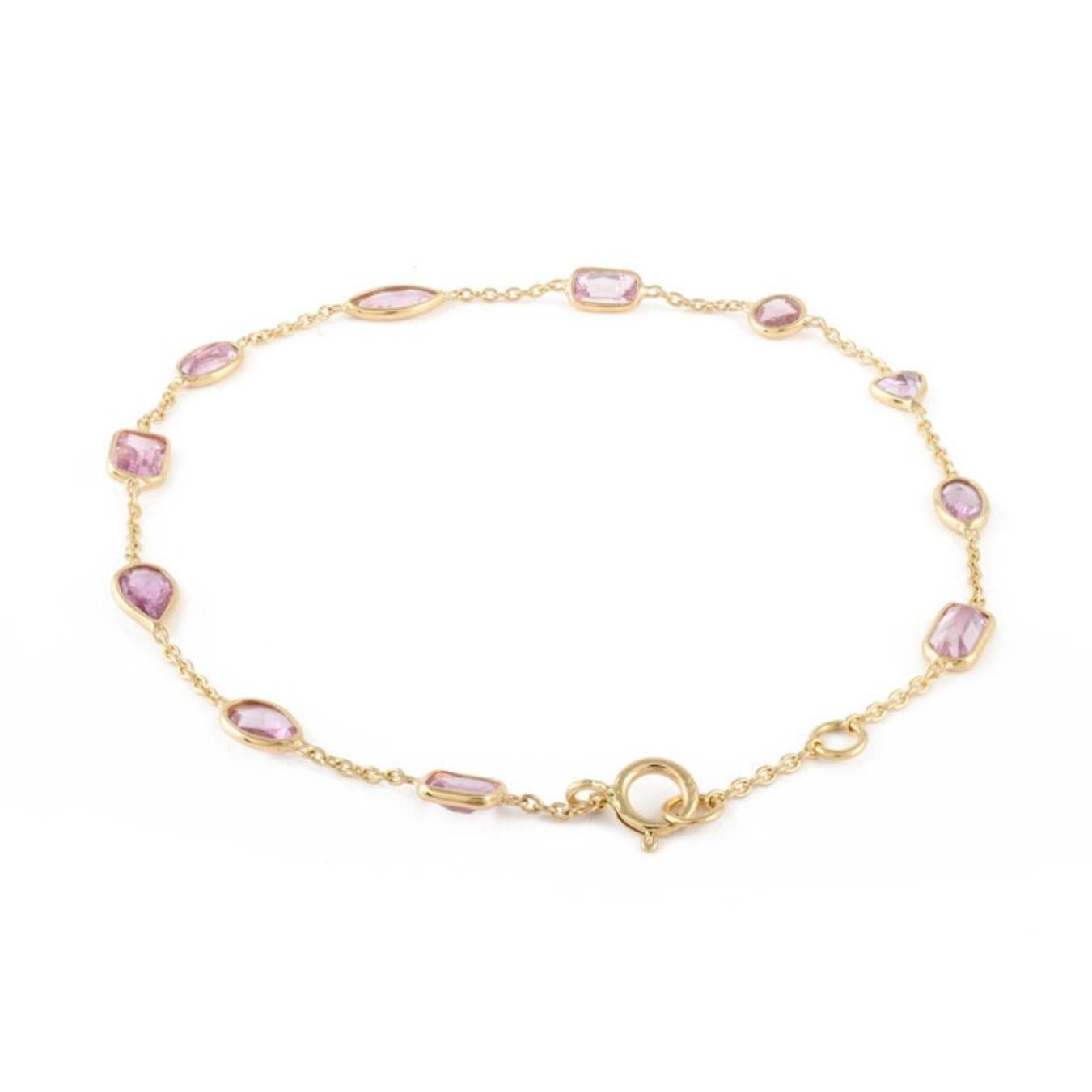 Pulsera minimalista única de capas de zafiro rosa en oro amarillo macizo de 18 quilates Moderno en venta