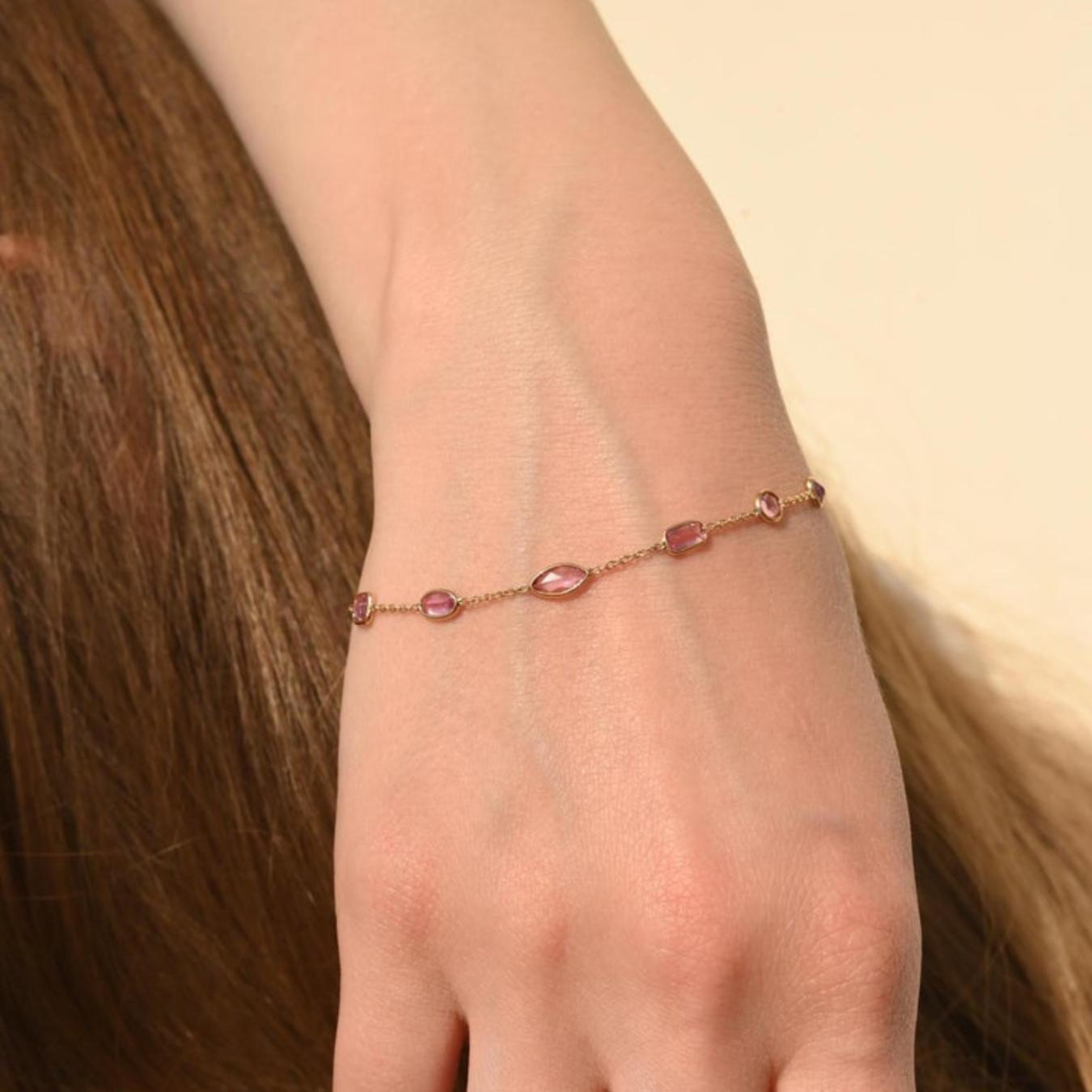 Pulsera minimalista única de capas de zafiro rosa en oro amarillo macizo de 18 quilates Corte mixto en venta