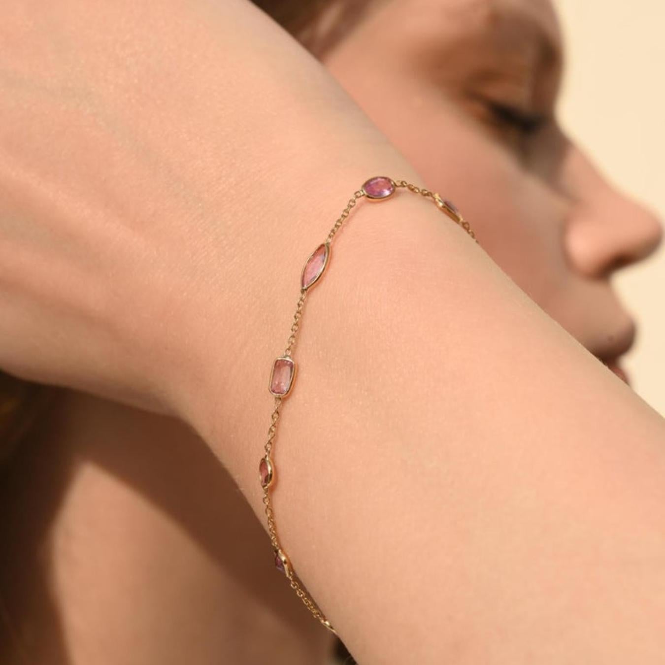 Pulsera minimalista única de capas de zafiro rosa en oro amarillo macizo de 18 quilates en Nuevo estado para la venta en New York, NY