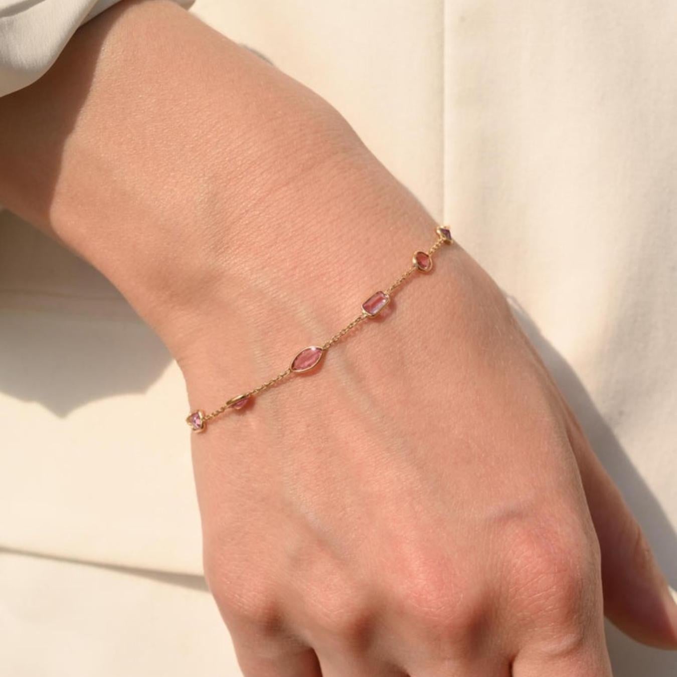 Pulsera minimalista única de capas de zafiro rosa en oro amarillo macizo de 18 quilates en venta 2
