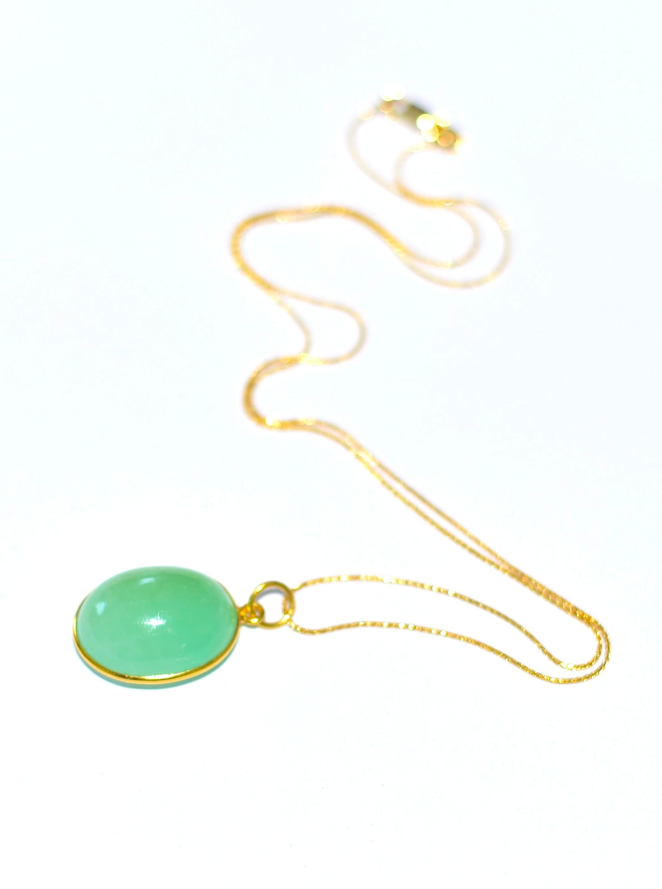 18K Solid Yellow Gold Old Stock Australian Chrysoprase Oval Bezel Charm Necklace In New Condition For Sale In Astoria, NY