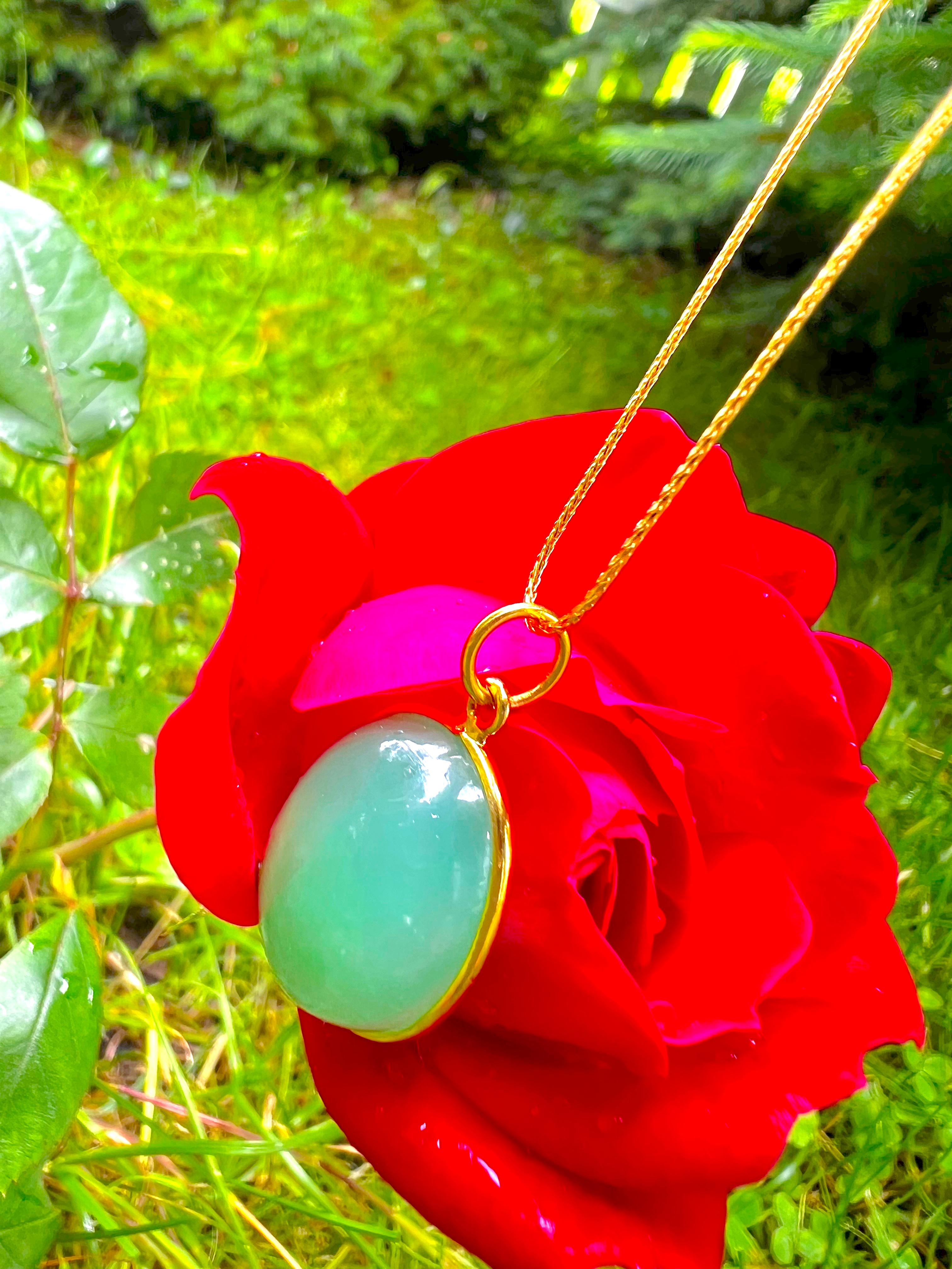 Collar con dije de crisoprasa australiana ovalada en bisel de oro amarillo macizo de 18 quilates de stock antiguo en venta 1