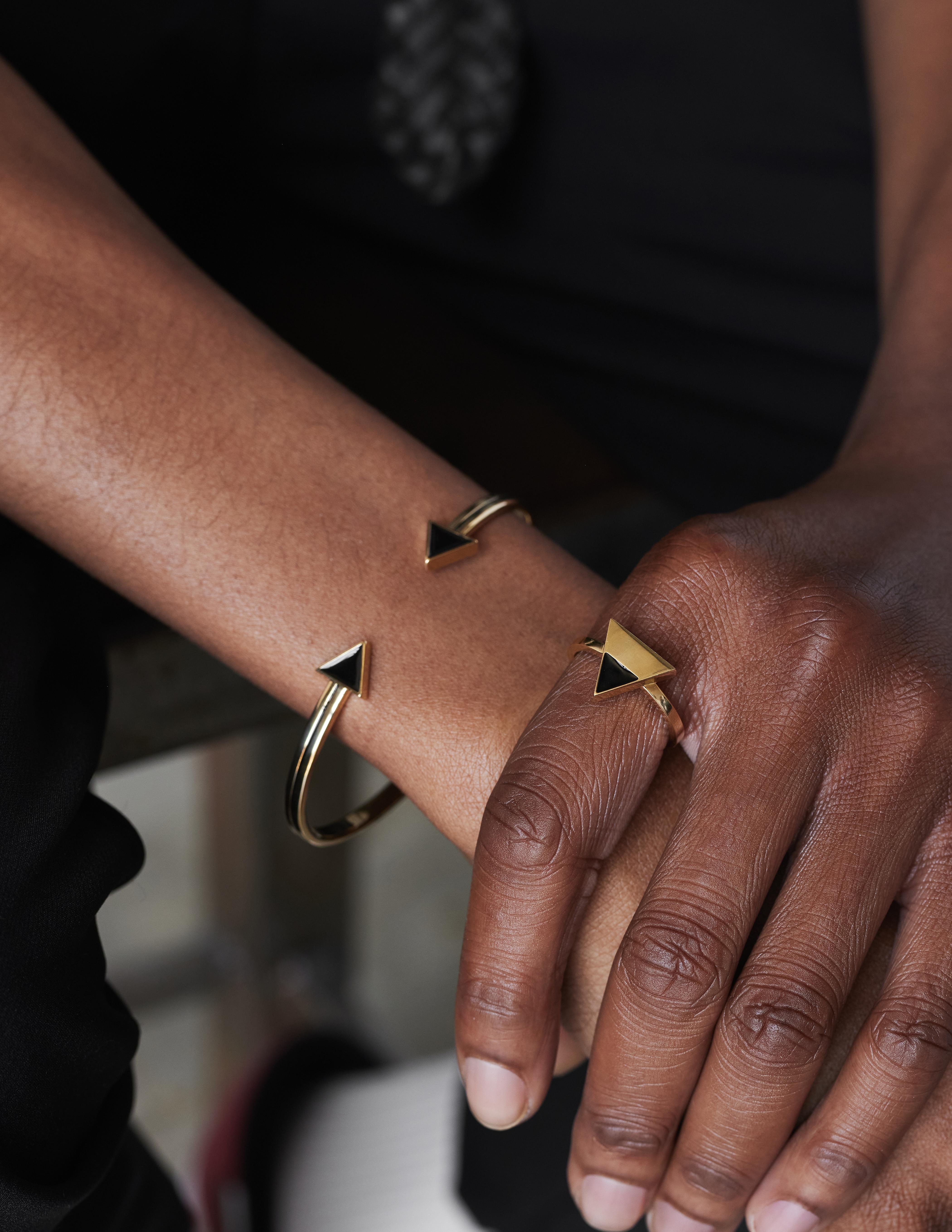 Le bracelet Fritz : Une étude de l'équilibre - graphique mais discret, architectural mais facile à porter. Réalisée en or massif 18 carats, cette manchette ouverte est encadrée par deux terminaisons en forme de flèche à l'ouverture, chacune aux