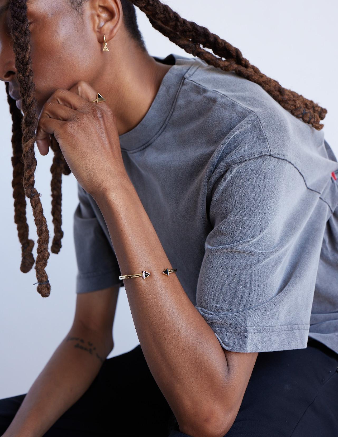 Art déco Bracelet ouvert en or jaune massif 18k avec émail noir. en vente