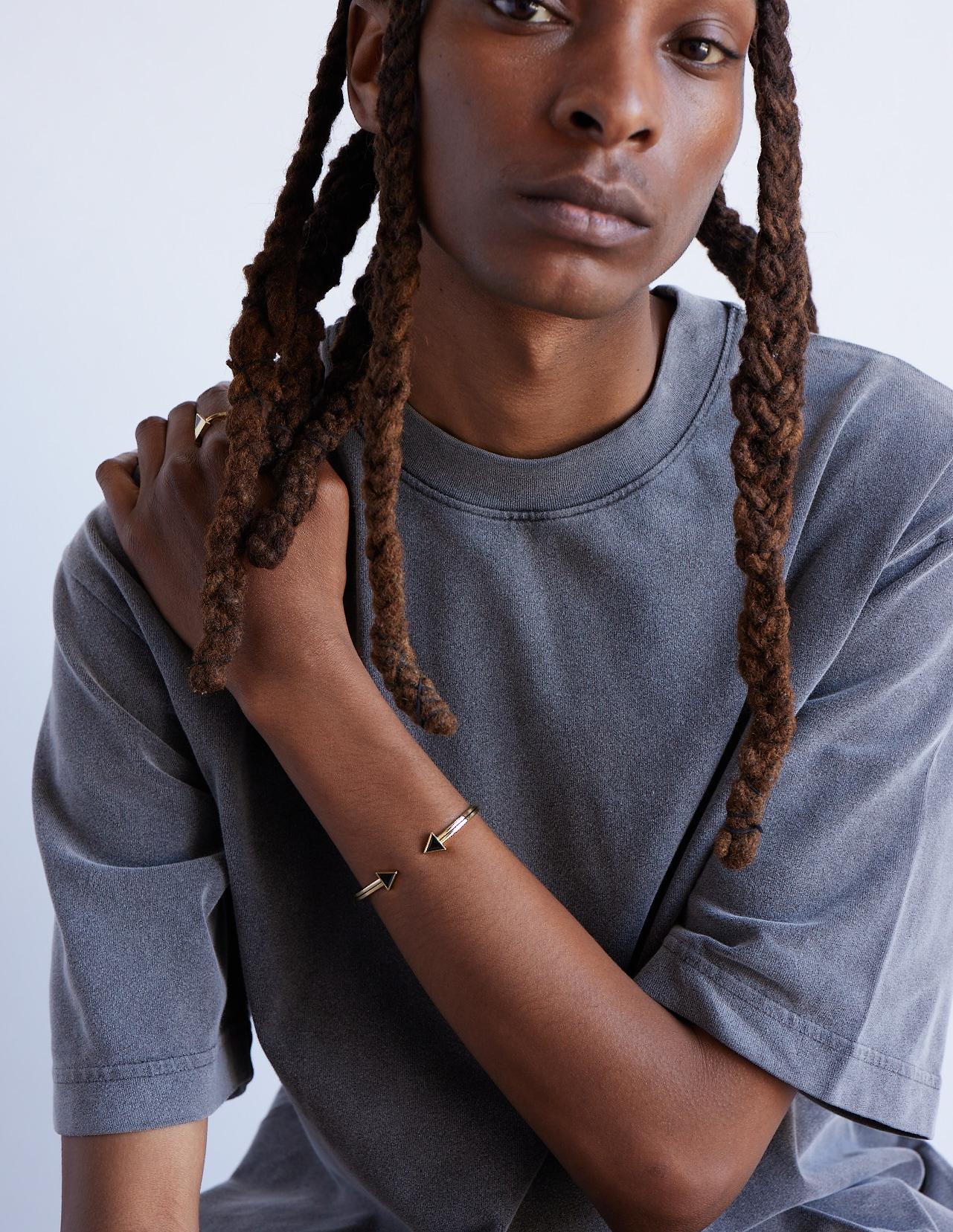 Bracelet ouvert en or jaune massif 18k avec émail noir. Neuf - En vente à Los Angeles, CA