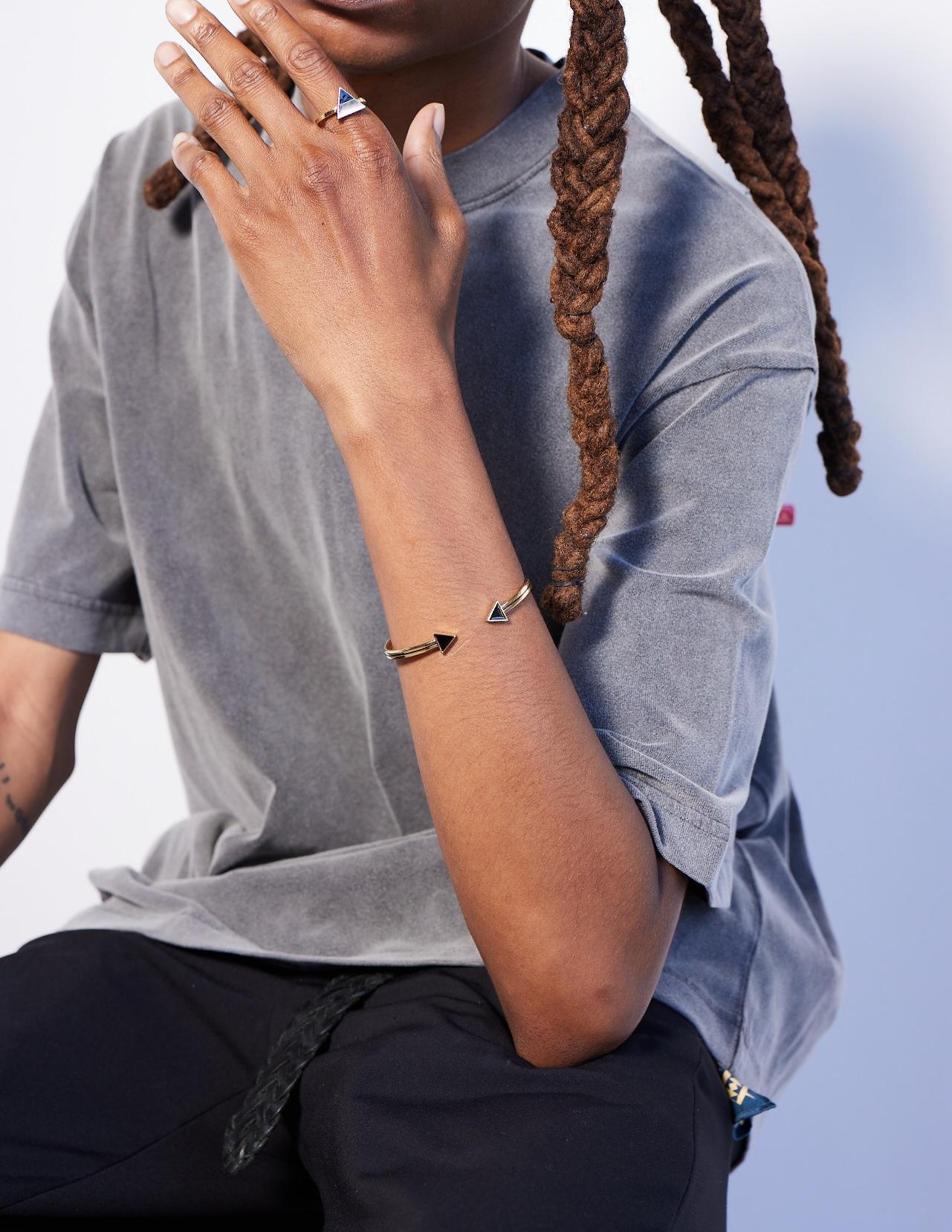 Bracelet ouvert en or jaune massif 18k avec émail noir. Unisexe en vente