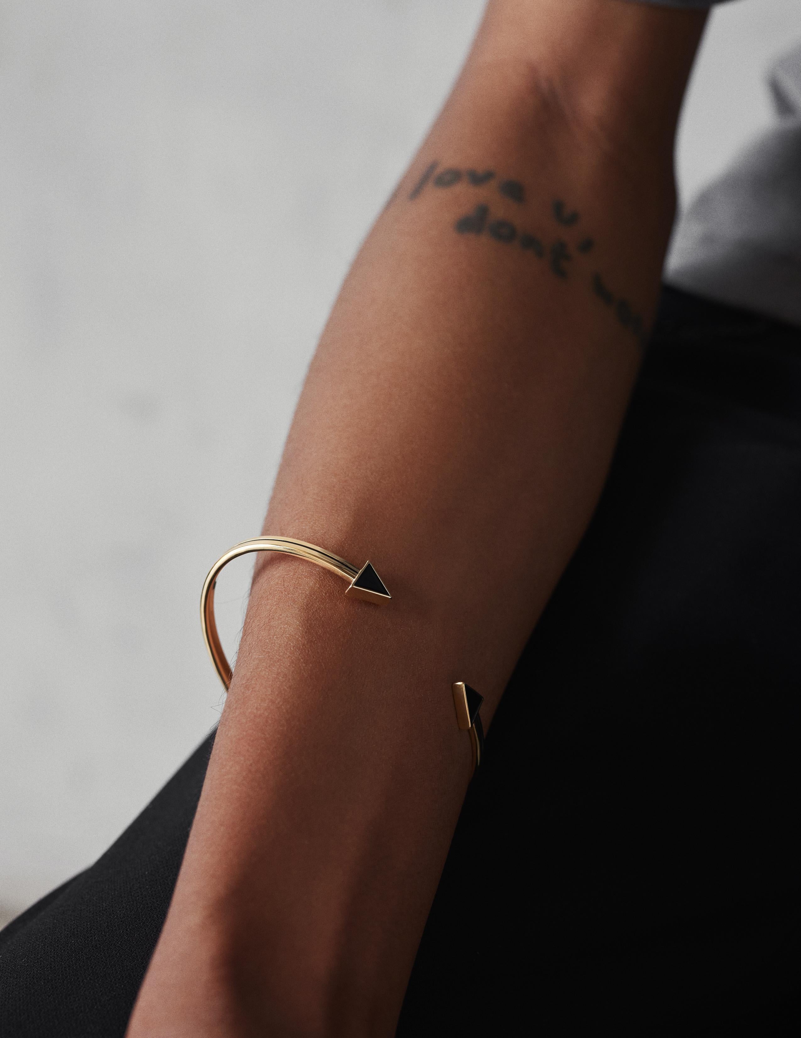 Bracelet ouvert en or jaune massif 18k avec émail noir. en vente 1