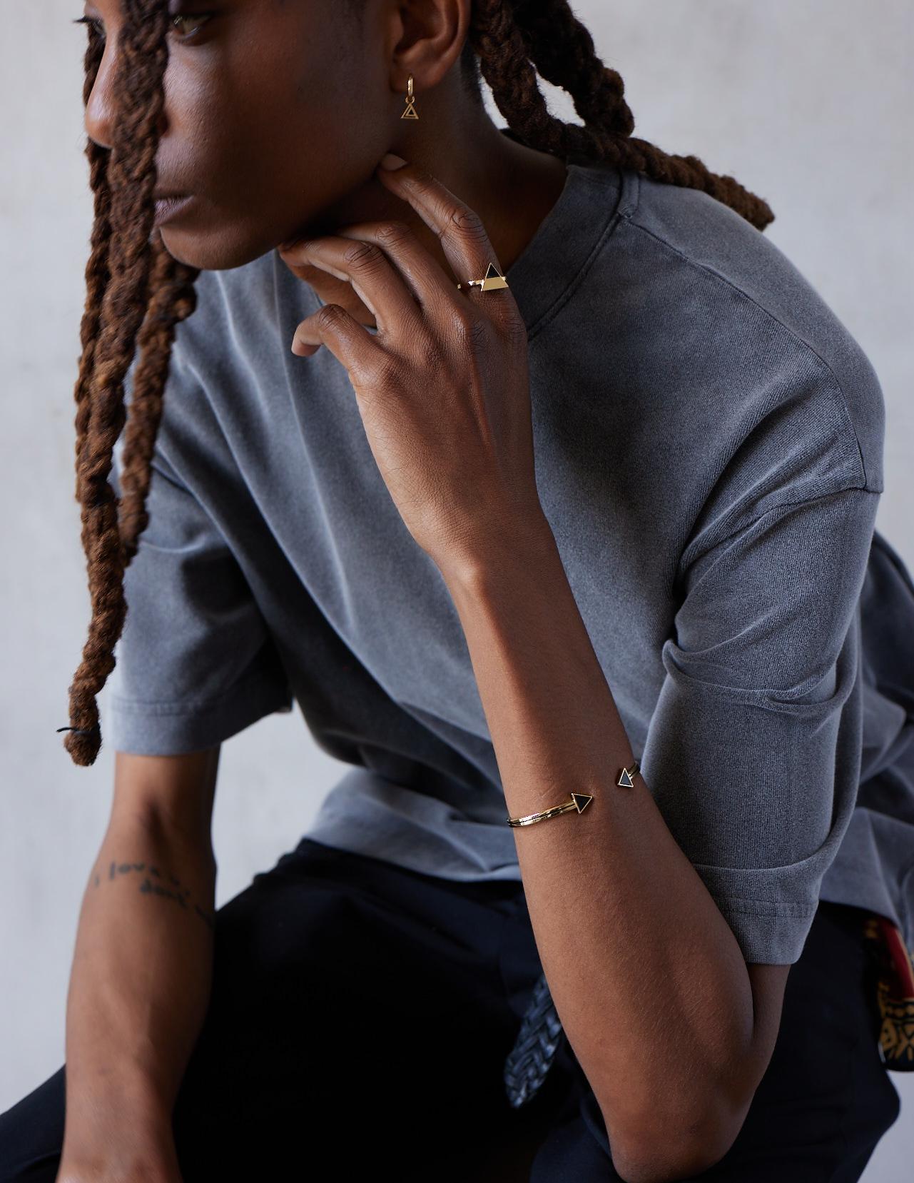 Bracelet ouvert en or jaune massif 18k avec émail noir. en vente 3