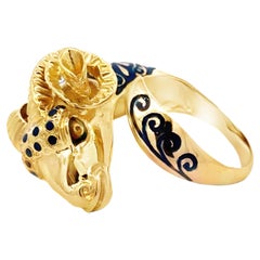 Offener Ring mit Widderkopf aus 18 Karat massivem Gelbgold mit blauer und grüner Emaille