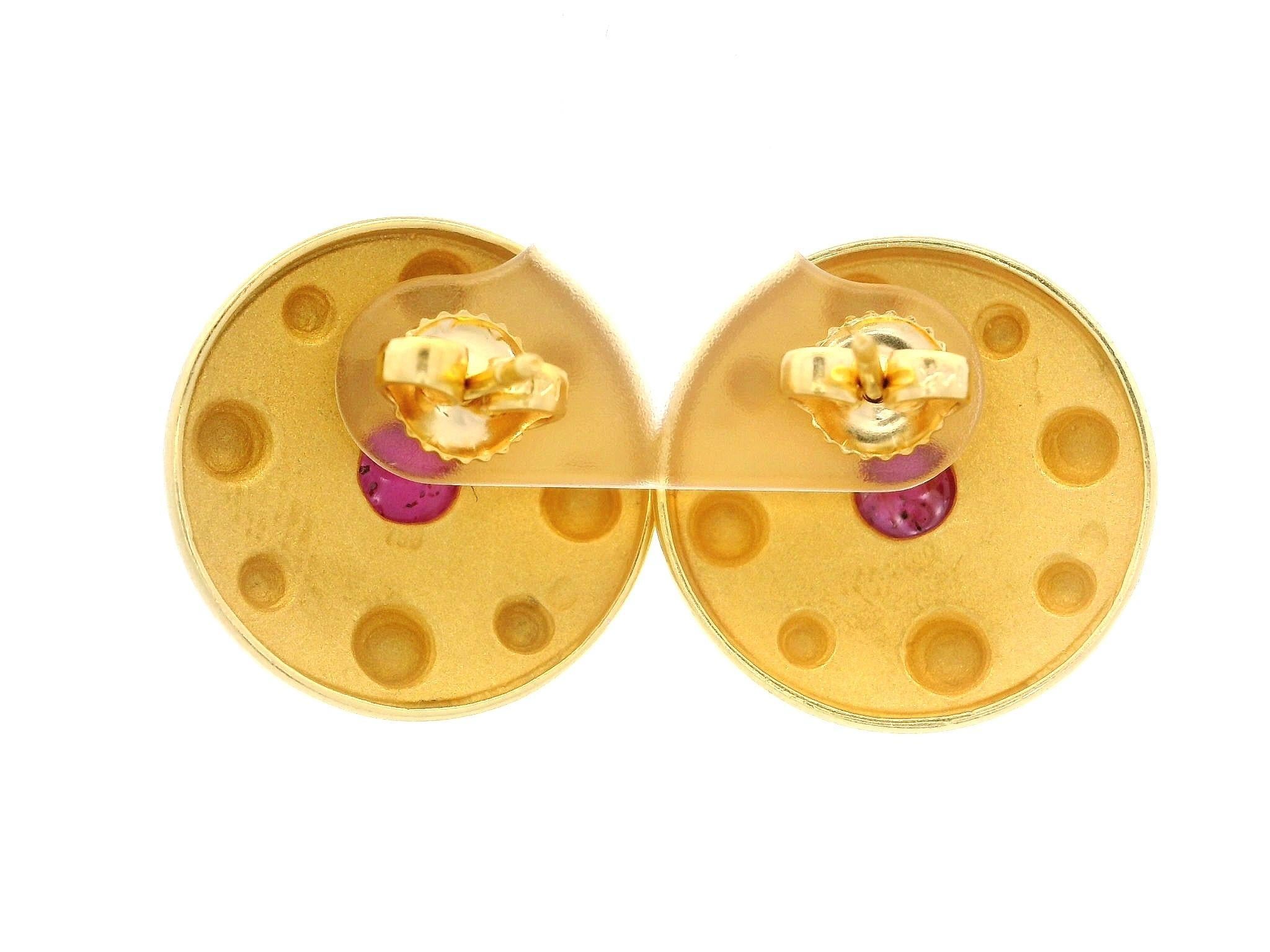 18k Solid Yellow Gold Round Cabochon Ruby Dual Finish Button Round Earrings In Good Condition For Sale In Montclair, NJ