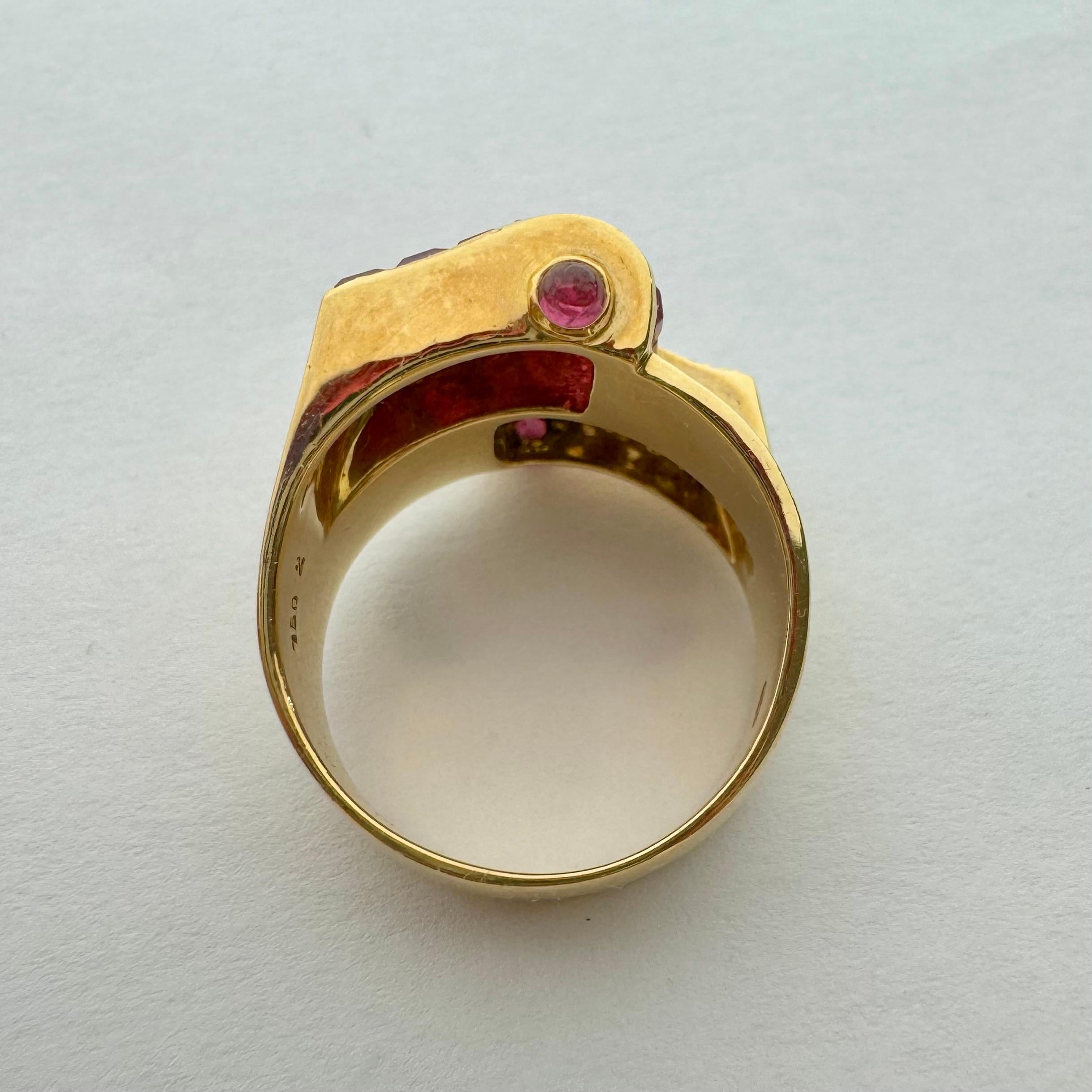 18K Solid Yellow Gold, Ruby and Diamond Mirrored Scroll Design Ring In Good Condition For Sale In New York, NY