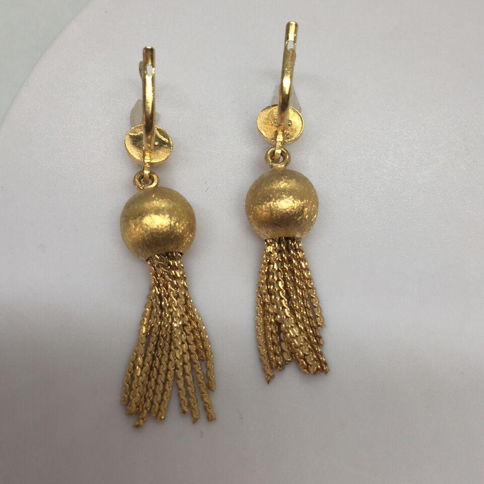 18k Solid Yellow Gold  Tassel Dangling Wire Earrings Hanging 1.5 Inch 7.0 Gram


7.0 gram weight
Hanging 1.5 inch 
18K marked and tested 
