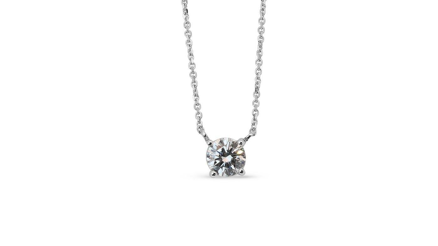 Un collier solitaire envoûtant avec un éblouissant diamant rond brillant de 1,01 carat. Le bijou est en or blanc 18k avec un polissage de haute qualité. Il est accompagné d'un certificat GIA et d'une boîte à bijoux de luxe.

1 pierre principale en