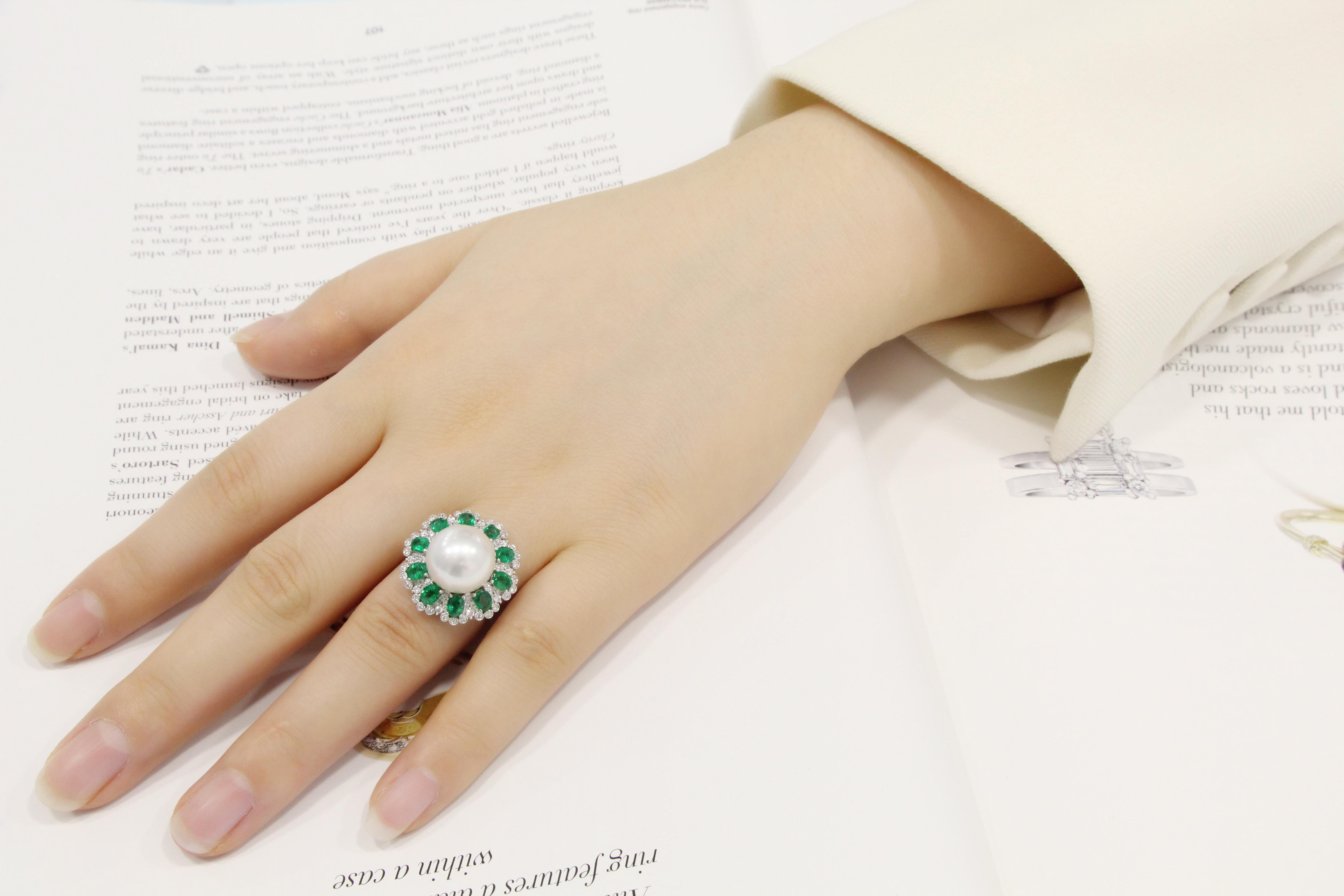 18K South Sea Pearl and Emerald Ring In New Condition For Sale In Macau, MO