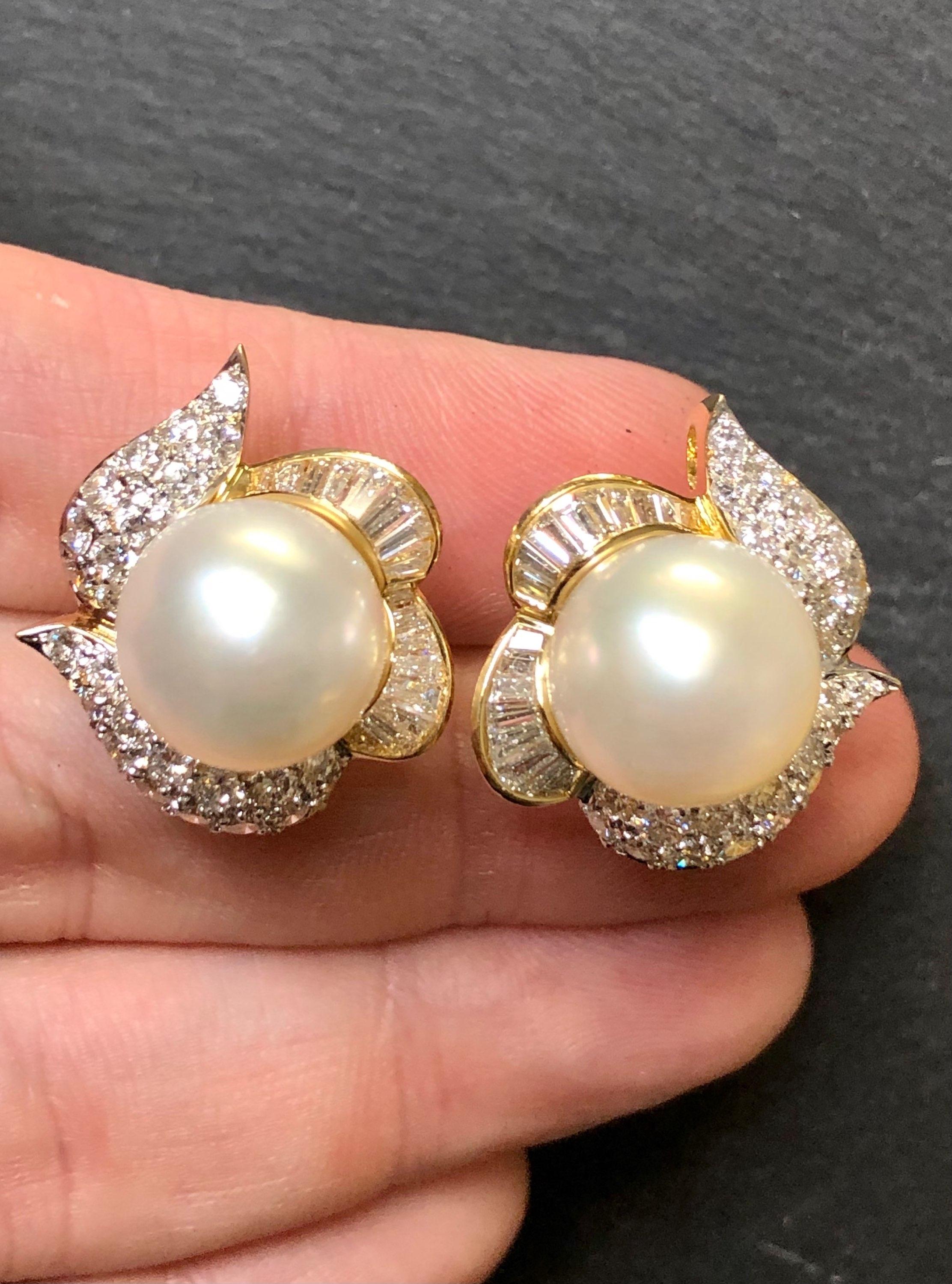 Taille mixte Estate 18K Boucles d'oreilles perle de mer du sud baguette diamants ronds 4cttw 12.50mm en vente