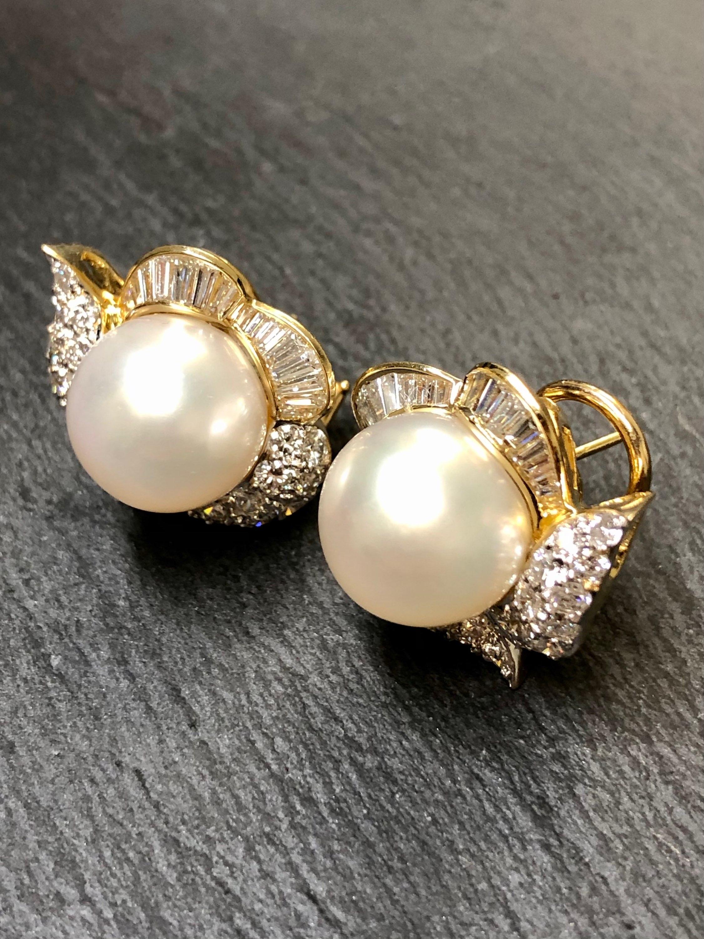 Estate 18K Boucles d'oreilles perle de mer du sud baguette diamants ronds 4cttw 12.50mm Bon état - En vente à Winter Springs, FL