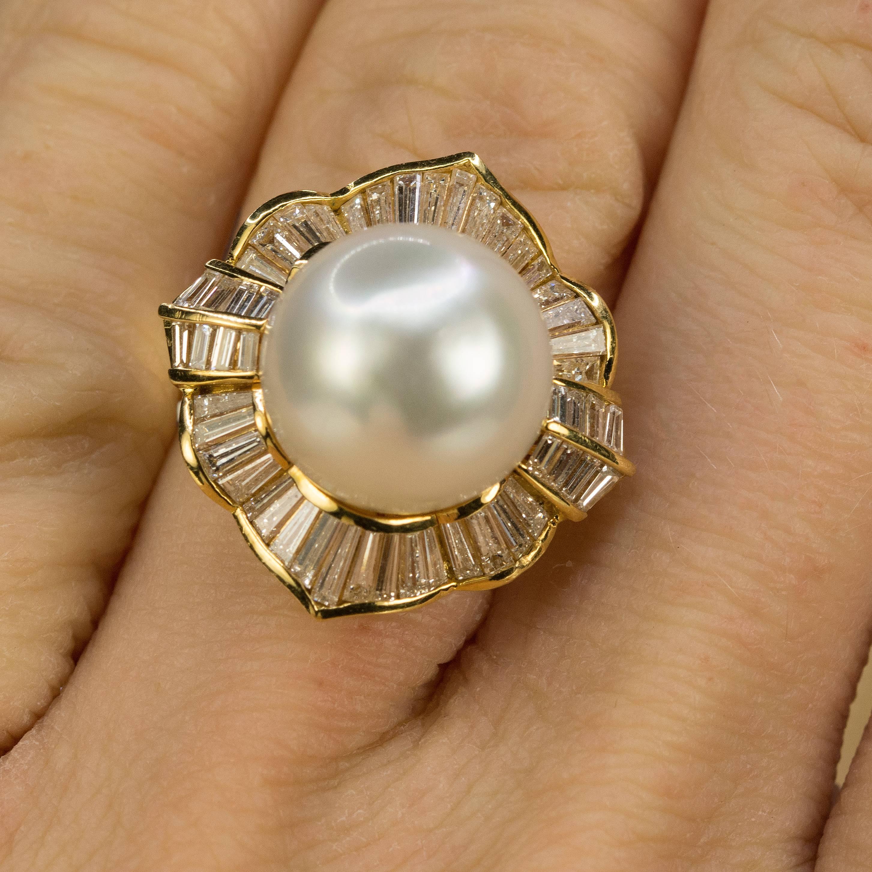 18 Karat Yellow Gold South Sea Pearl Diamond Ring In Excellent Condition For Sale In Sarasota, FL