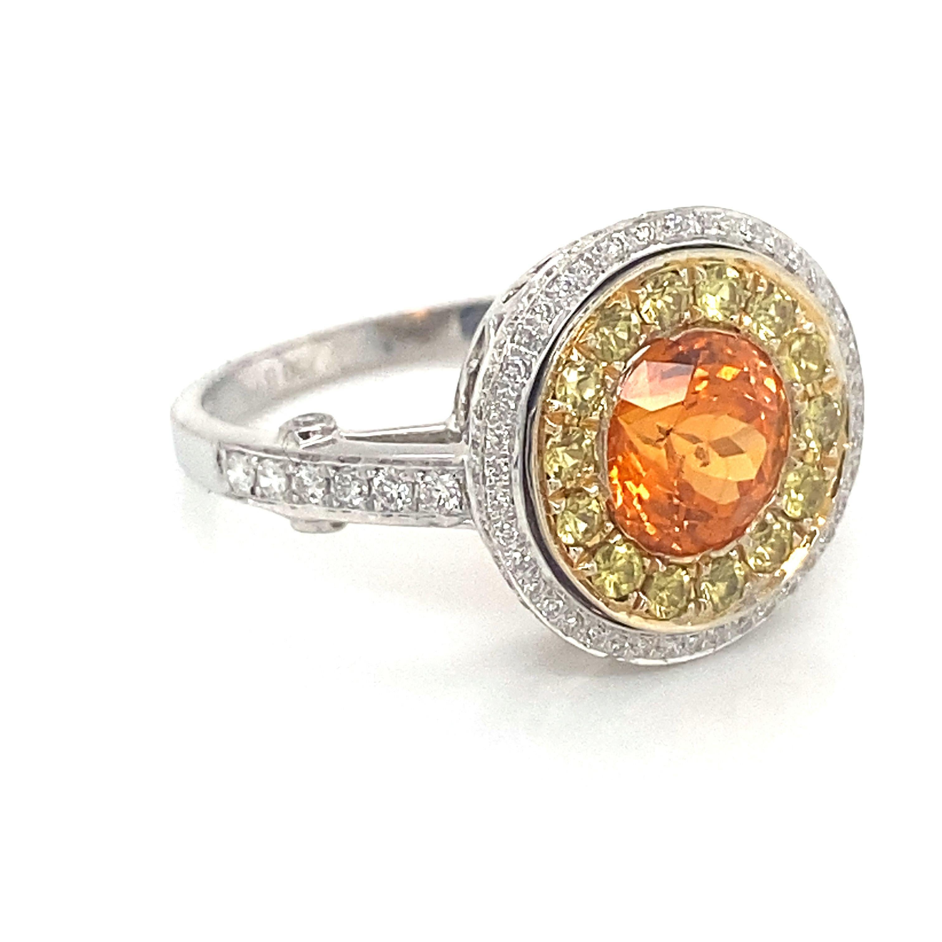 Ein auffallend leuchtender orangefarbener Spessartin-Granat, eingefasst in gelbe und weiße Diamanten in einem Ring aus 18 Karat Weißgold, Größe 7,25 (beträchtlich). Der Granat wiegt 1,91 ct und die gelben Diamanten sind etwa 0,32 ctw (in der Fassung