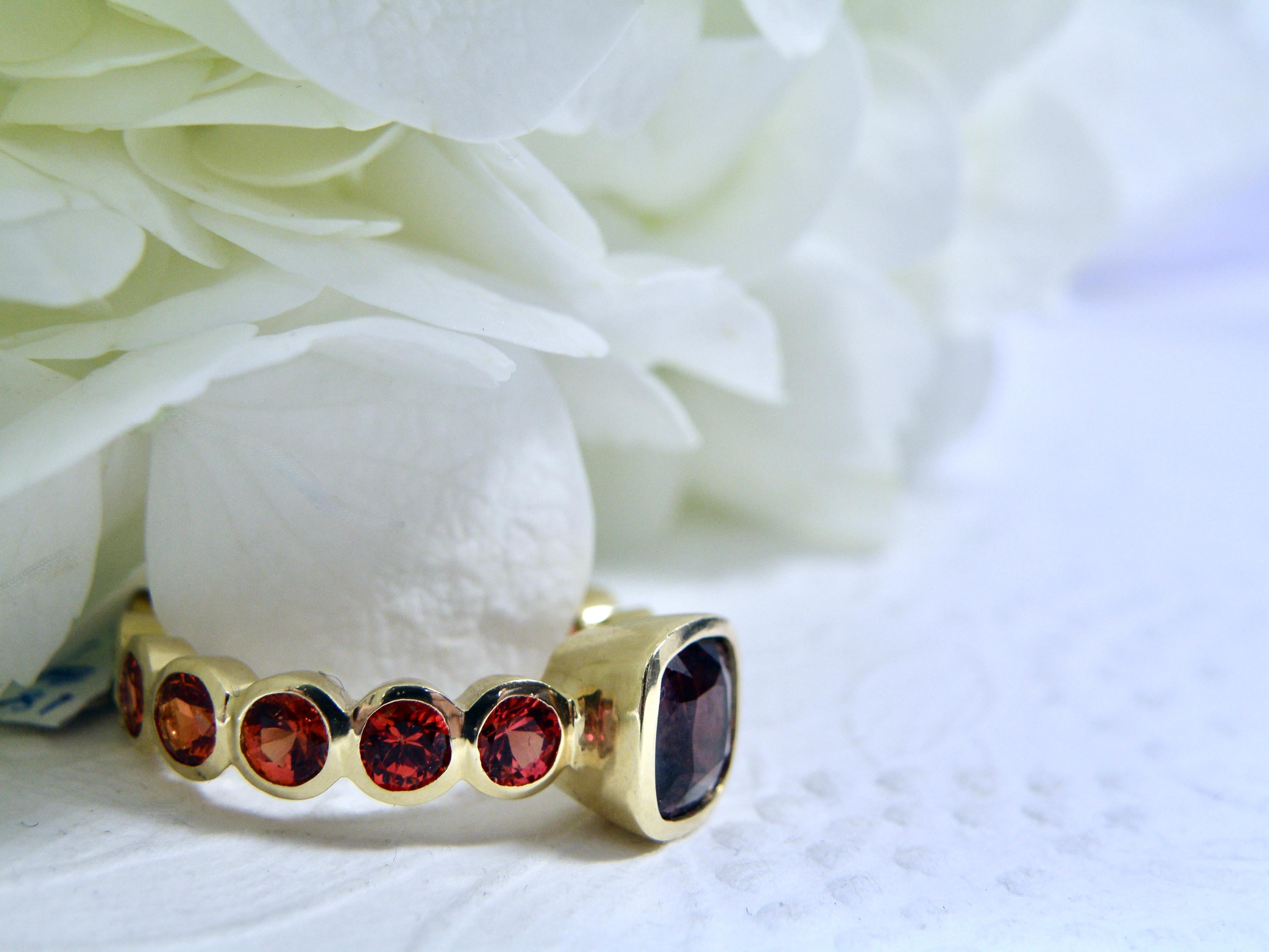 Contemporaneo Anello Spinello quadrato 18k con fascia eternità in zaffiro rosso in vendita