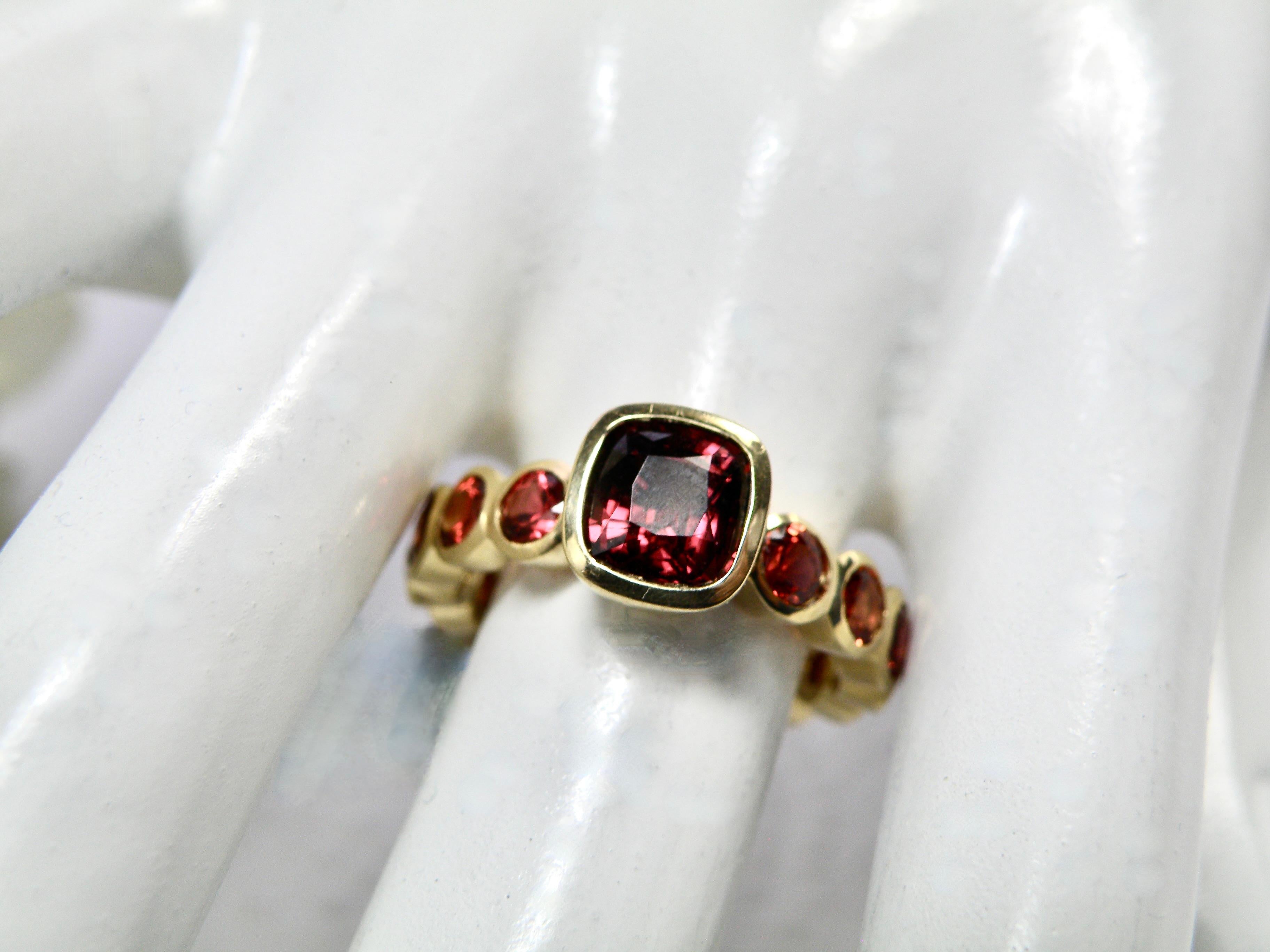 Donna Anello Spinello quadrato 18k con fascia eternità in zaffiro rosso in vendita