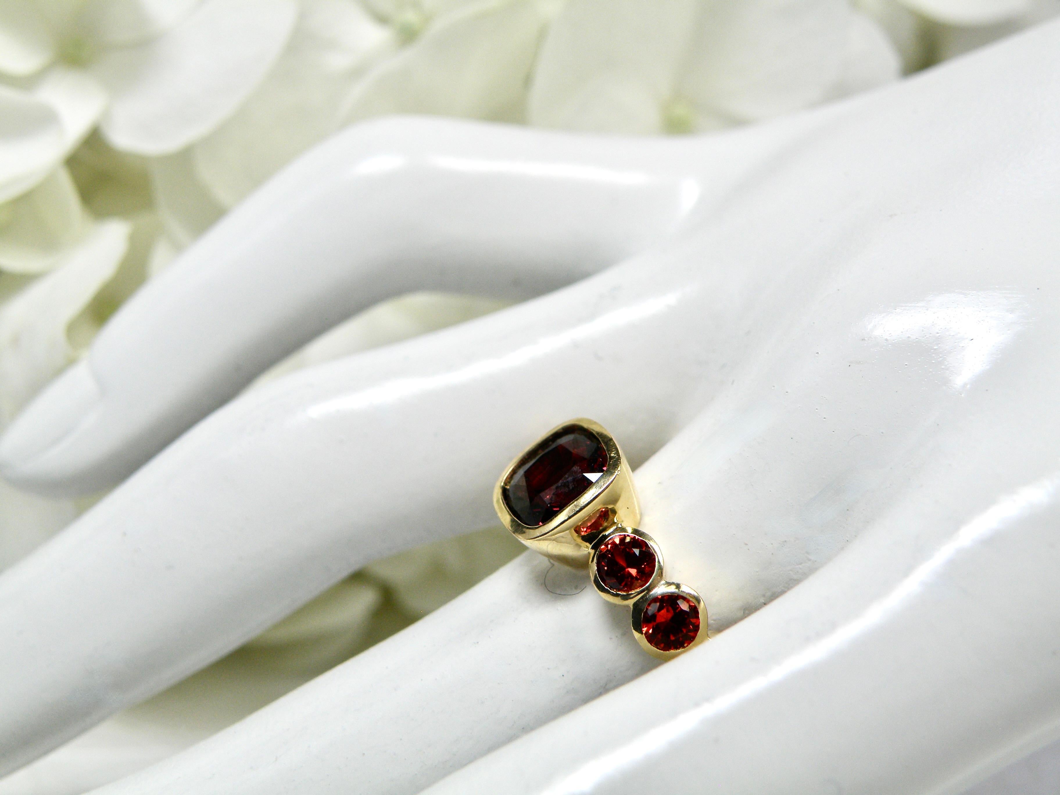 Anello Spinello quadrato 18k con fascia eternità in zaffiro rosso in vendita 1