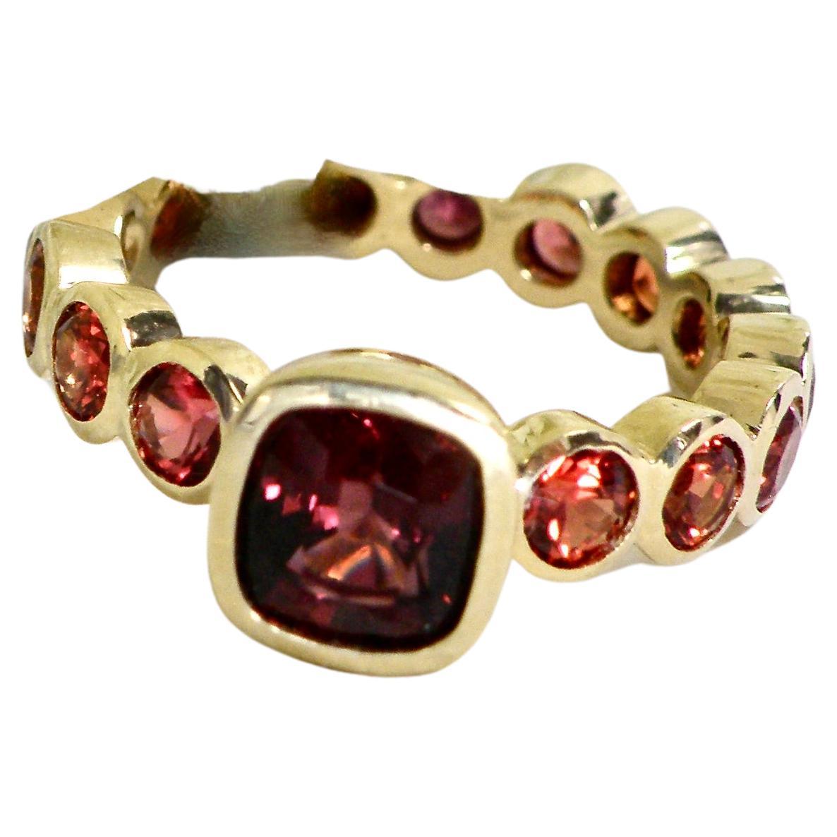 Anello Spinello quadrato 18k con fascia eternità in zaffiro rosso in vendita