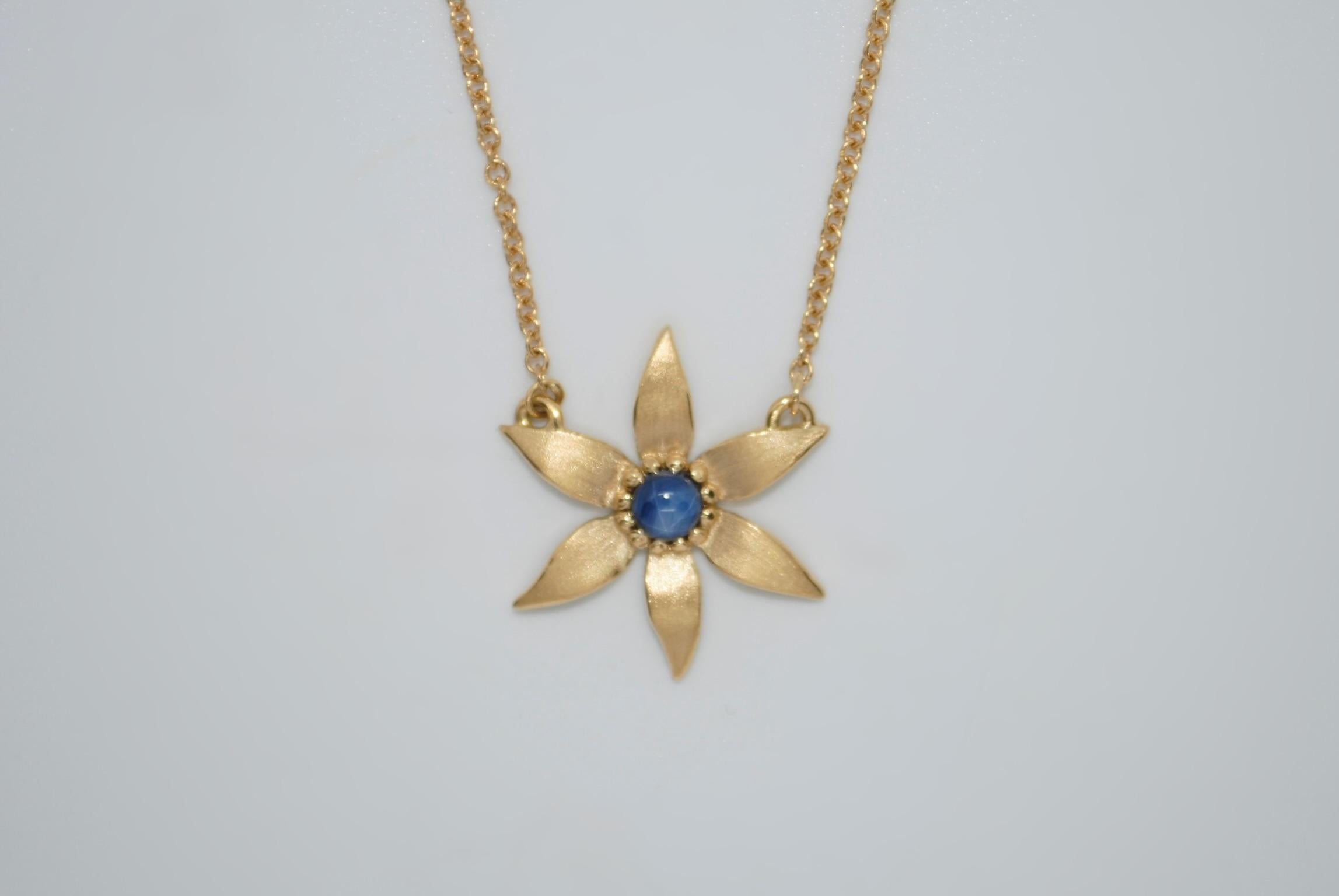 18K Starflower Necklace With Blue Star Sapphire and Adjustable Chain In New Condition For Sale In New York, NY